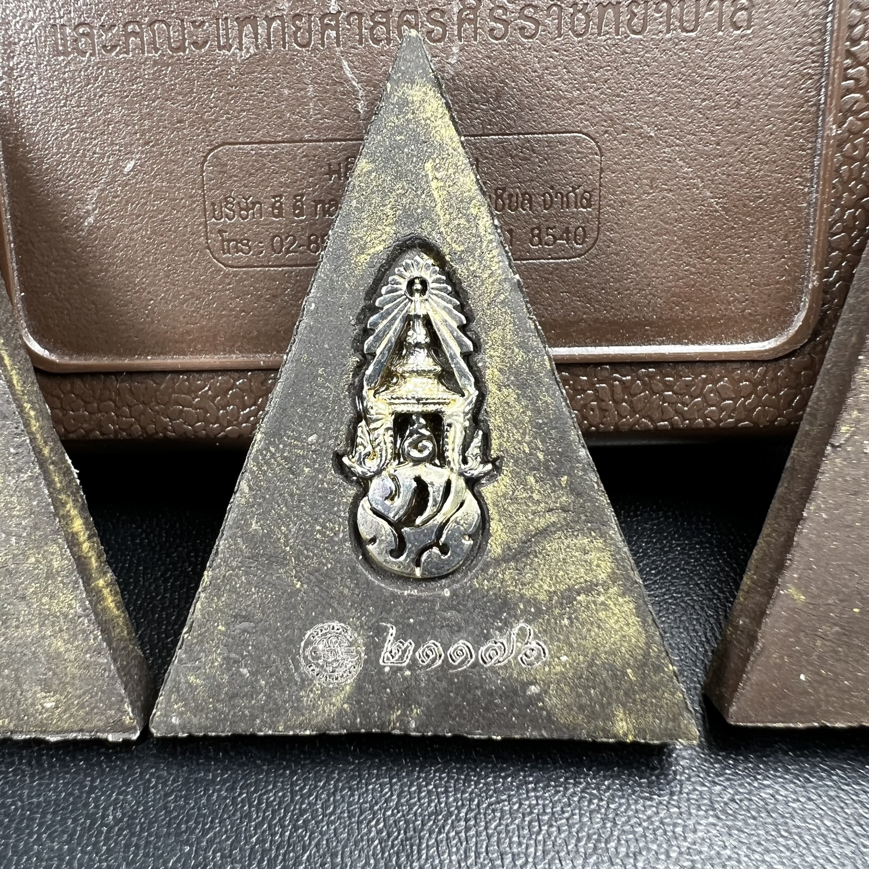 พระพุทธชินราช ภปร. โครงการ "เพราะแผ่นดินนี้ คือ แผ่นดินเกิด" ปี 2548(รุ่นแรก) พระผงหลัง ภ.ป.ร. (ทองคำ(หนัก 1.1 กรัม)+เงิน+ทองแดง(ครบชุดรวม 3 องค์) (พระราชทานเส้นพระเจ้า (เส้นผม)และมวลสารจิตรลดา)