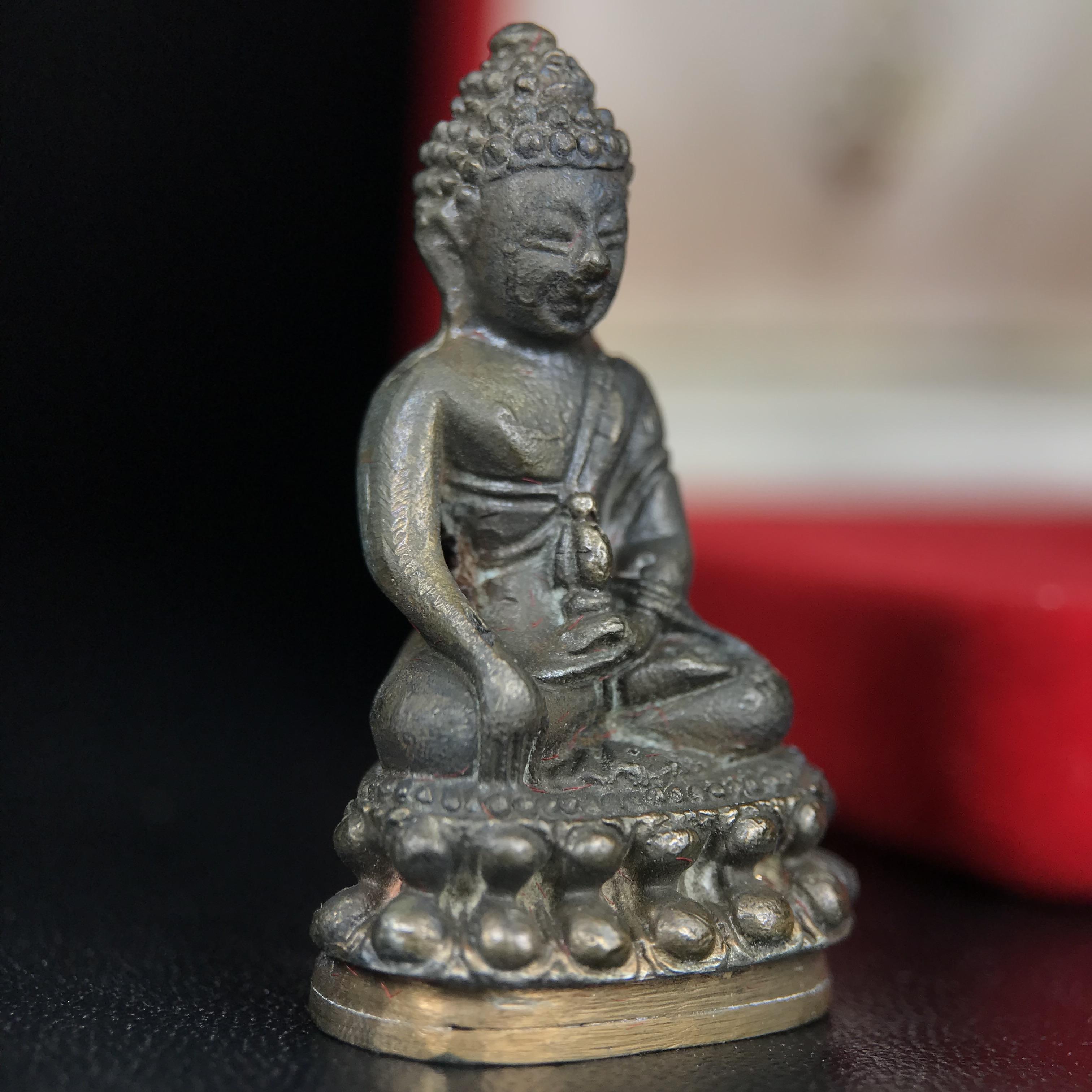 พระกริ่งศาสดา ภปร. วัดบวรนิเวศวิหาร ปี 2532 จัดสร้างในโอกาสสองทศวรรษรามาธิบดี เพื่อศูนย์การแพทย์สิริกิติ์ เนื้อนวโลหะ(ผิวเดิมสวยงาม) (พิธีใหญ่ มวลสารมงคล สวยงามเข้มขลัง)สมเด็จพระญาณสังวร สมเด็จพระสังฆราชฯเสด็จเททอง***ตอกโค๊ตหมายเลข ๑๑๑๖***