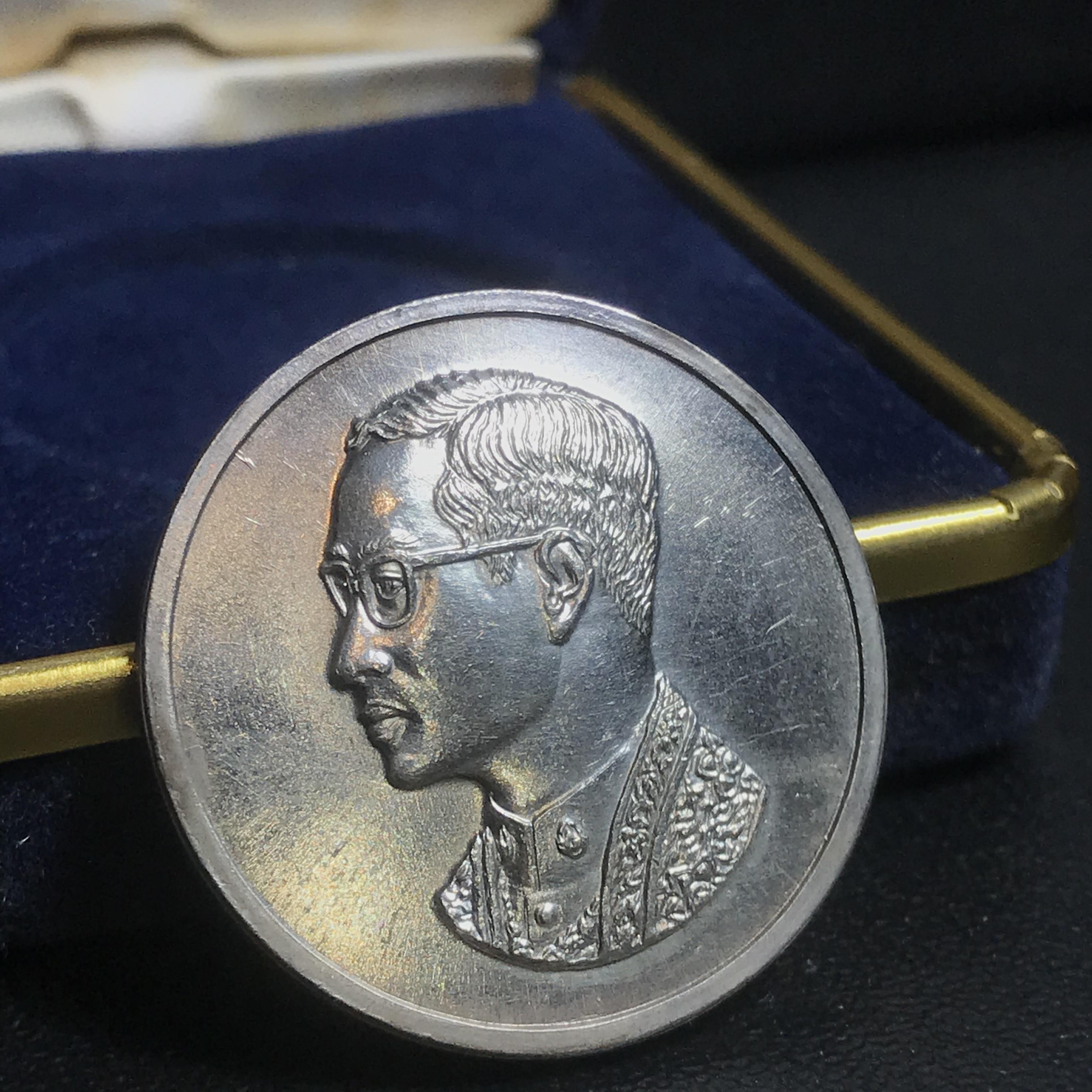 เหรียญพระบรมรูปคุ้มเกล้า รพ.ภูมิพล ปี2522 (ในหลวงเททอง) เนื้อเงิน พิมพ์ใหญ่ คัดสภาพสวยพร้อมกล่องเดิมยุคแรก(หายาก)