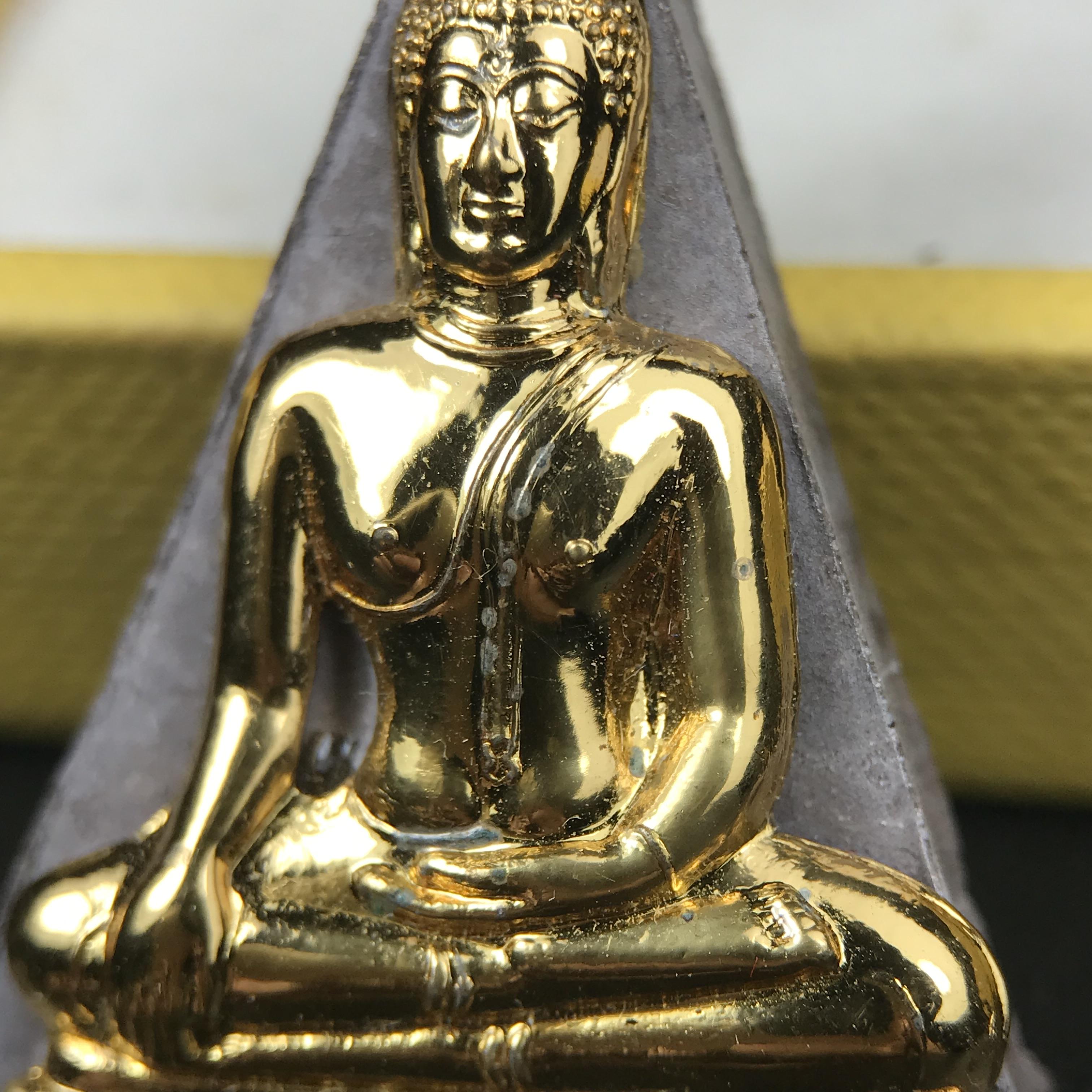 พระพุทธมหาสุวรรณปฏิมากร (หลวงพ่อทองคำ) หลังตรามหามงคลเฉลิมพระชนมพรรษา 80 พรรษา รัชกาลที่9 วัดไตรมิตรวิทยาราม กรุงเทพฯ ปี 2550 พระพิมพ์หน้าทองคำ(หายาก 1 ใน 999 องค์)