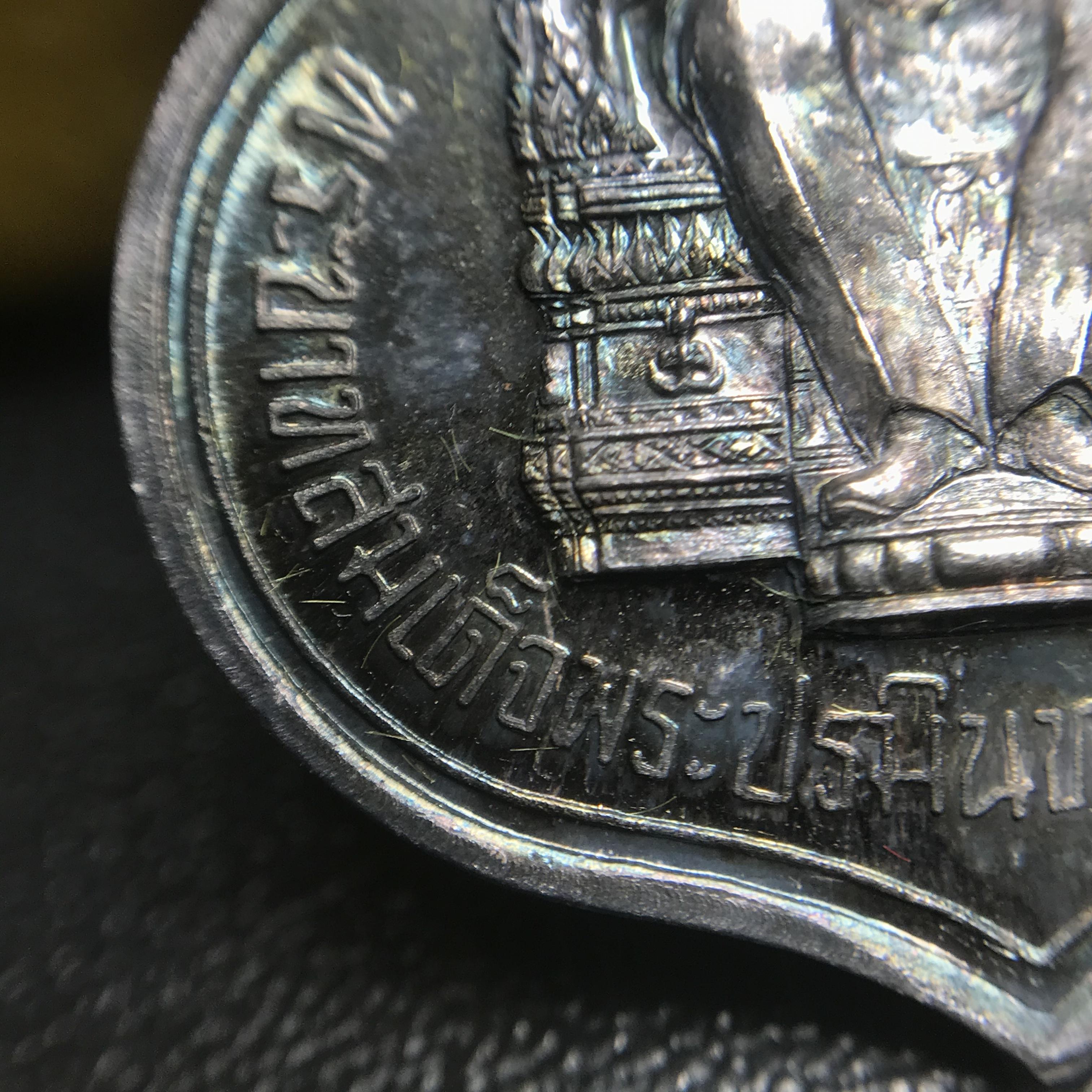 เหรียญพระบาทสมเด็จพระเจ้าอยู่หัว รัชกาลที่9ประทับนั่งบัลลังก์ กระทรวงมหาดไทยจัดสร้าง ปี2539 เนื้อเงินกล่องบรรจุเดิมสภาพสวย เนื้อเงินผิวเดิมขึ้นสีรุ้งธรรมชาติ แบบนิยม หายาก