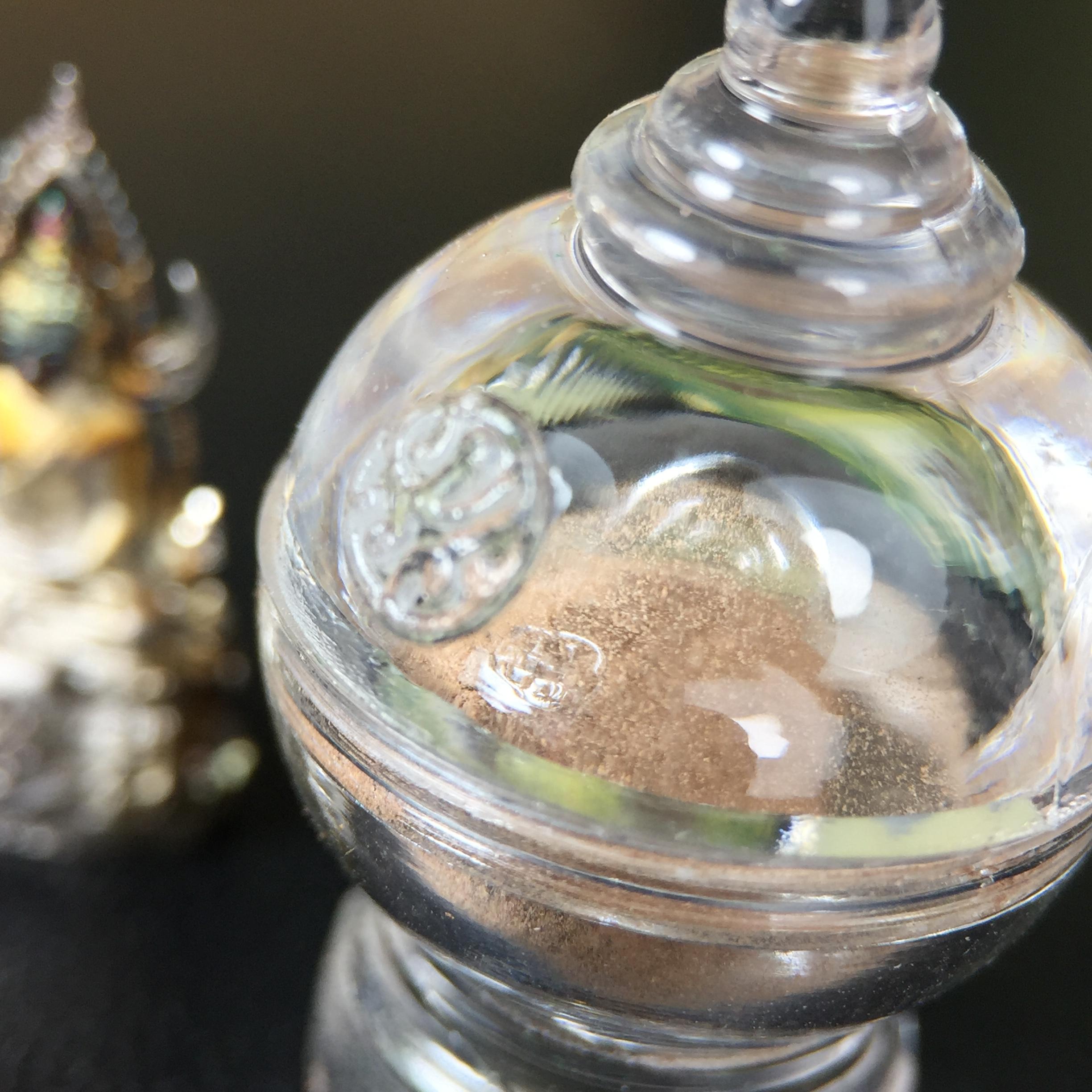 พระพุทธชินราช(จำลอง) ภปร. 84 พรรษา เนื้อเงินชุบทองคำขาว พิมพ์เล็กขนาดหน้าตัก 1/4 นิ้ว (สภาพผิวเดิมสวย ขึ้นสีรุ้งธรรมชาติ แบบนิยม)(พระราชทานมวลสาร จิตรลดาและเส้นพระเจ้า(เส้นผม))