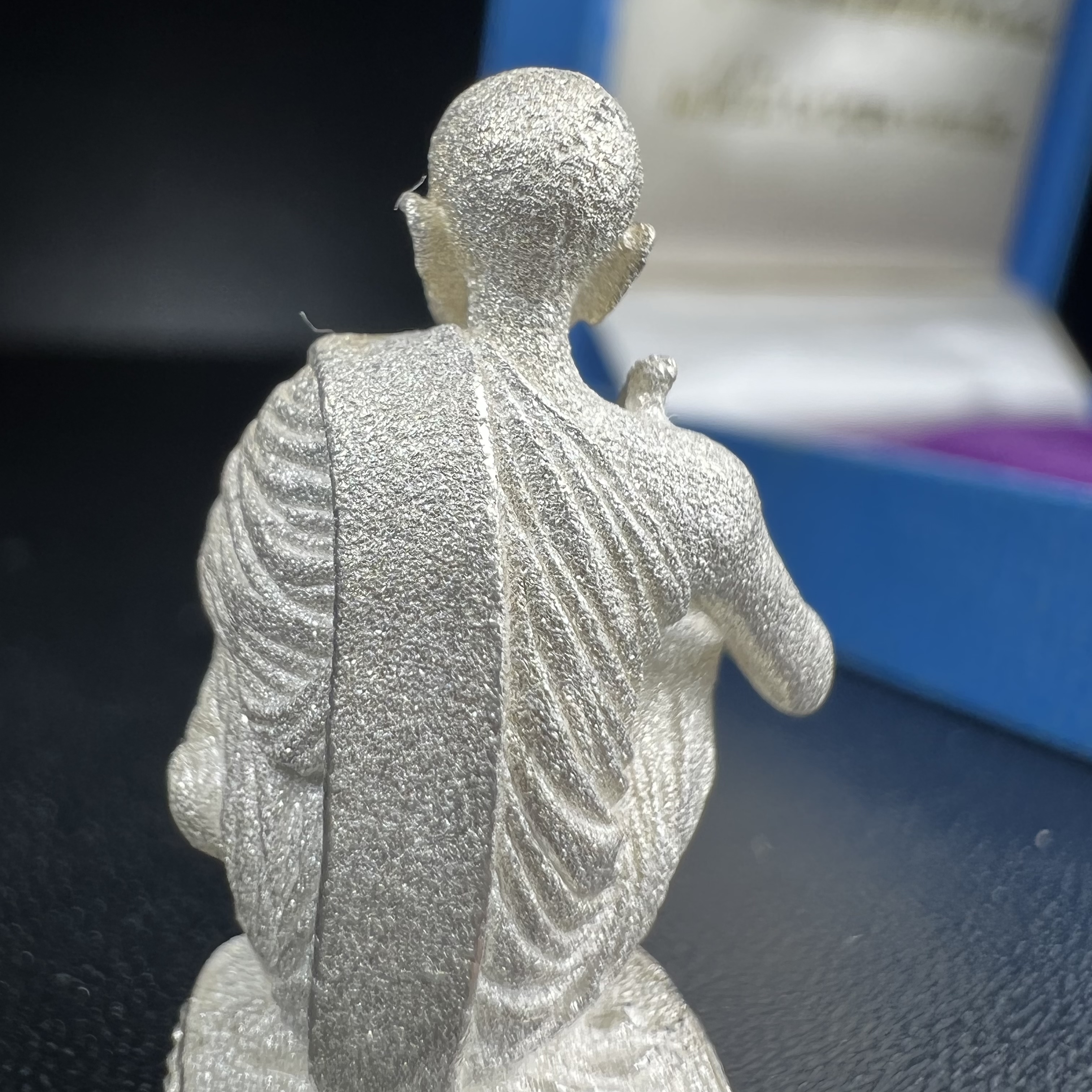 รูปหล่อหลวงพ่อคูณ รุ่นลาภ ยศ ทวีคูณ ปี2538 เนื้อเงินพ่นทรายประกายเพชร พร้อมกล่องบรรจุเดิมครบ(สภาพสวยเดิม นิยม)