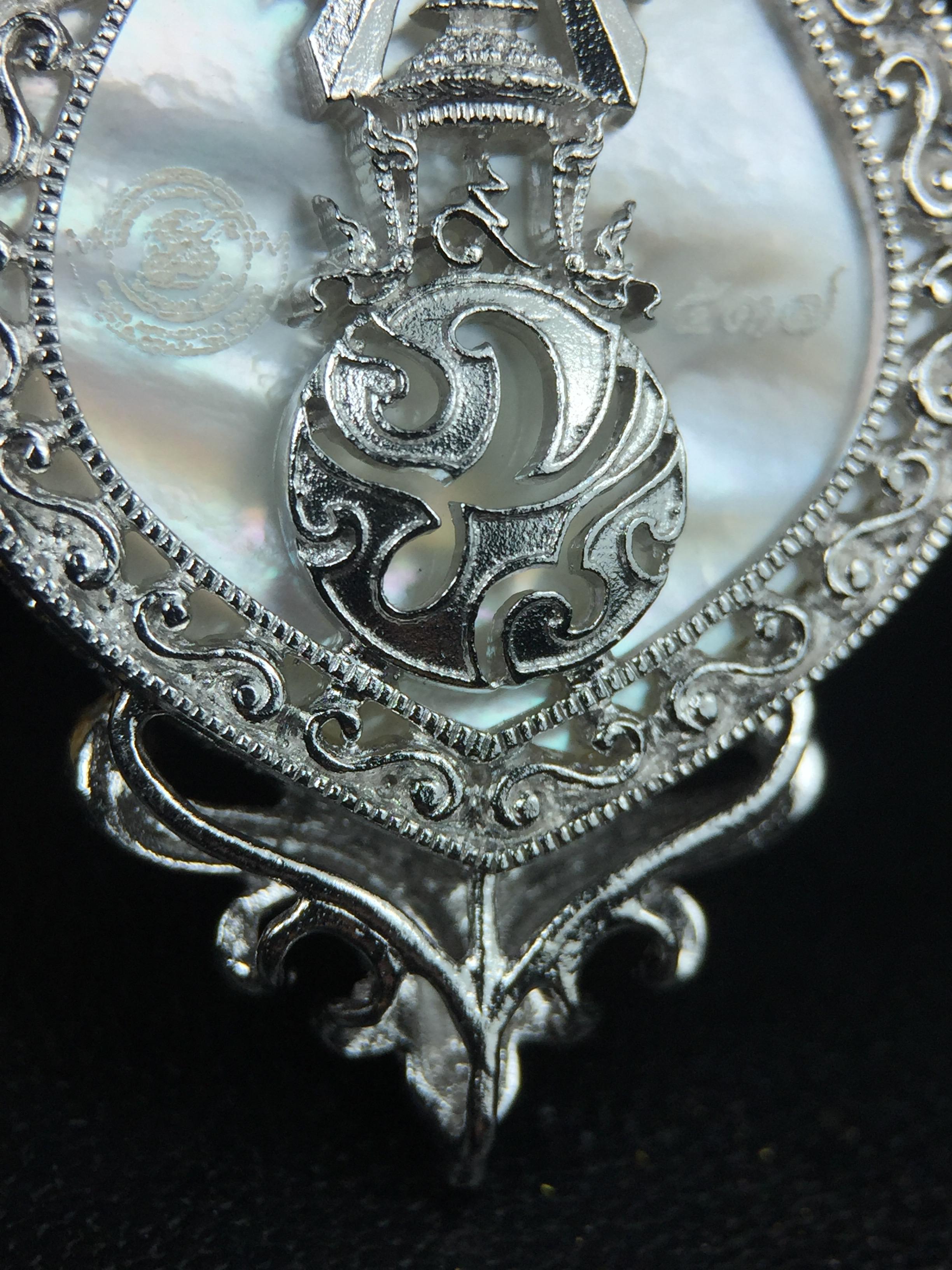 พระพุทธชินราช(จำลอง) ภปร. 84 พรรษา ทรงหยดน้ำ เนื้อเงินชุบทองคำขาว ขนาด 20*36 มม. (พระราชทานมวลสาร จิตรลดาและเส้นพระเจ้า(เส้นผม)รัชกาลที่9)พุทธศิลป์ทรงคุณค่าอีกหนึ่งรุ่นยอดนิยม งดงาม ทรงคุณค่า หายาก