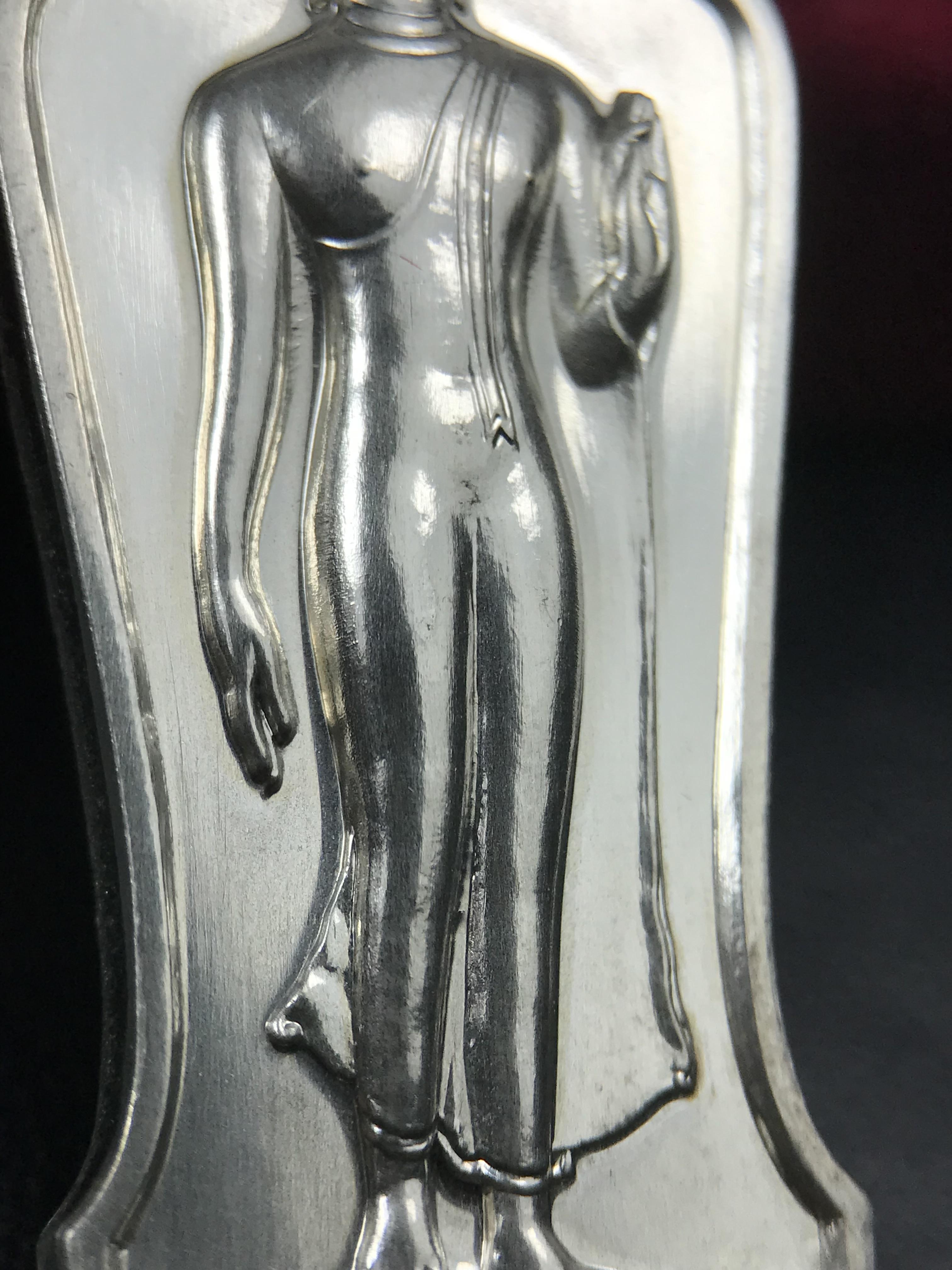 พระพุทธธรรมิกราชบพิตร ภปร. เฉลิมพระเกียรติ 2554 วัดบวรนิเวศวิหาร ขนาดสูง 4.5 ซม. เนื้อเงิน(ตอกโค๊ด Ag)(หายากพบเจอน้อยมาก)ผลิตโดย สำนักกษาปณ์ กรมธนารักษ์ พิธีพุทธาภิเษก ณ พระอุโบสถวัดบวรนิเวศวิหาร สภาพสวย กล่องบรรจุเดิมครบสมบูรณ์(1 ใน 2555 เหรียญ)หายาก