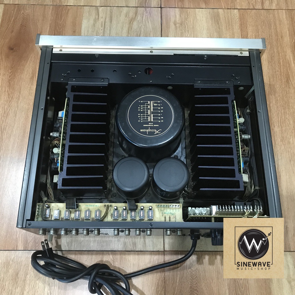 Integrated Amp ยี่ห้อ Accuphase รุ่น E-302 (Made in Japan) ไฟ 220Volts