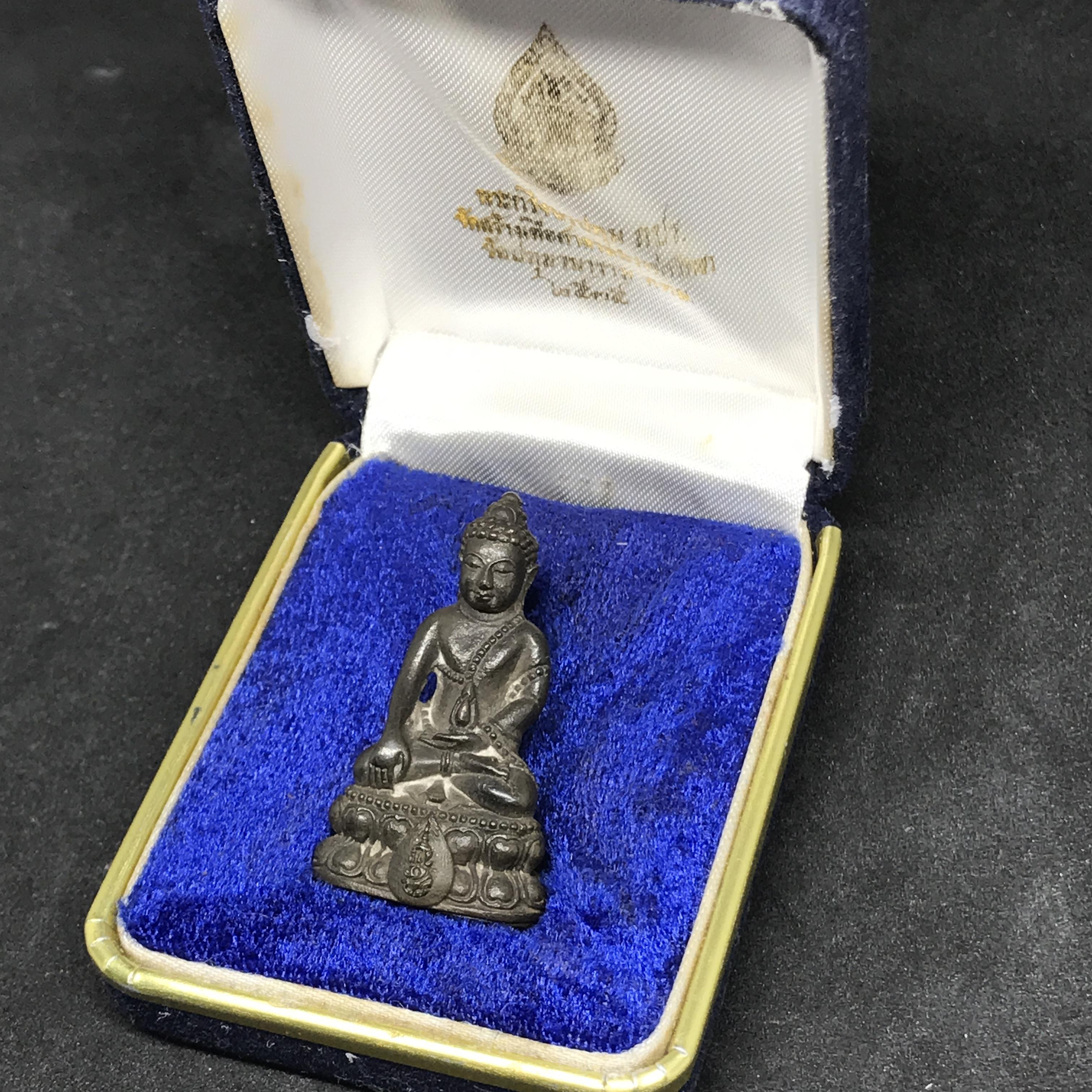 พระกริ่งนวปทุม ภปร. วัดปทุมวนาราม เนื้อนวโลหะ ปี2535(ในหลวงรัชกาลที่9เสด็จเททอง)กล่องกำมะหยี่พิเศษ