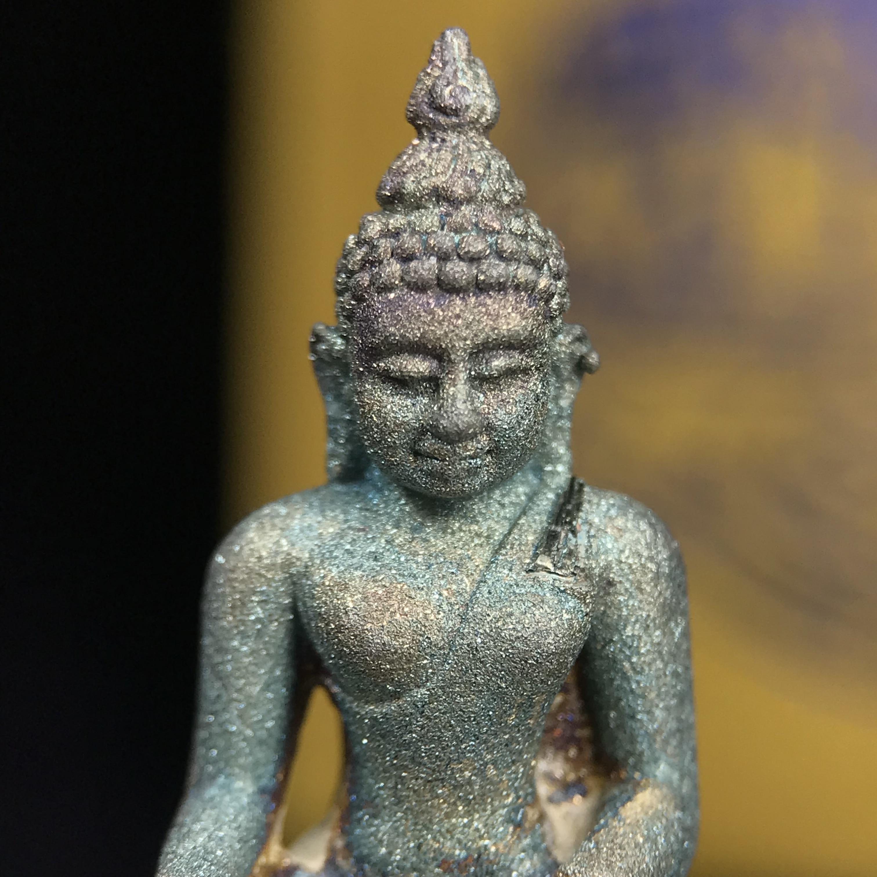 พระกริ่งไพรีพินาศ ญสส. ชุดกาญจนาภิเษกครองราชย์ 50 ปี พุทธศักราช 2538 วัดบวรนิเวศวิหาร เนื้อเงิน(ผิวเดิมขึ้นสีรุ้งขียวมรกตเข้มขลังงดงามธรรมชาติสร้างสรรค์) สภาพสวยเดิมพร้อมกล่องบรรจุเดิมผ้าไหมสีเหลืองตรากาญจนาภิเษก ตอกโค๊ดหมายเลขกำกับ ๕๐๐๑(1 ใน 8425 องค์)