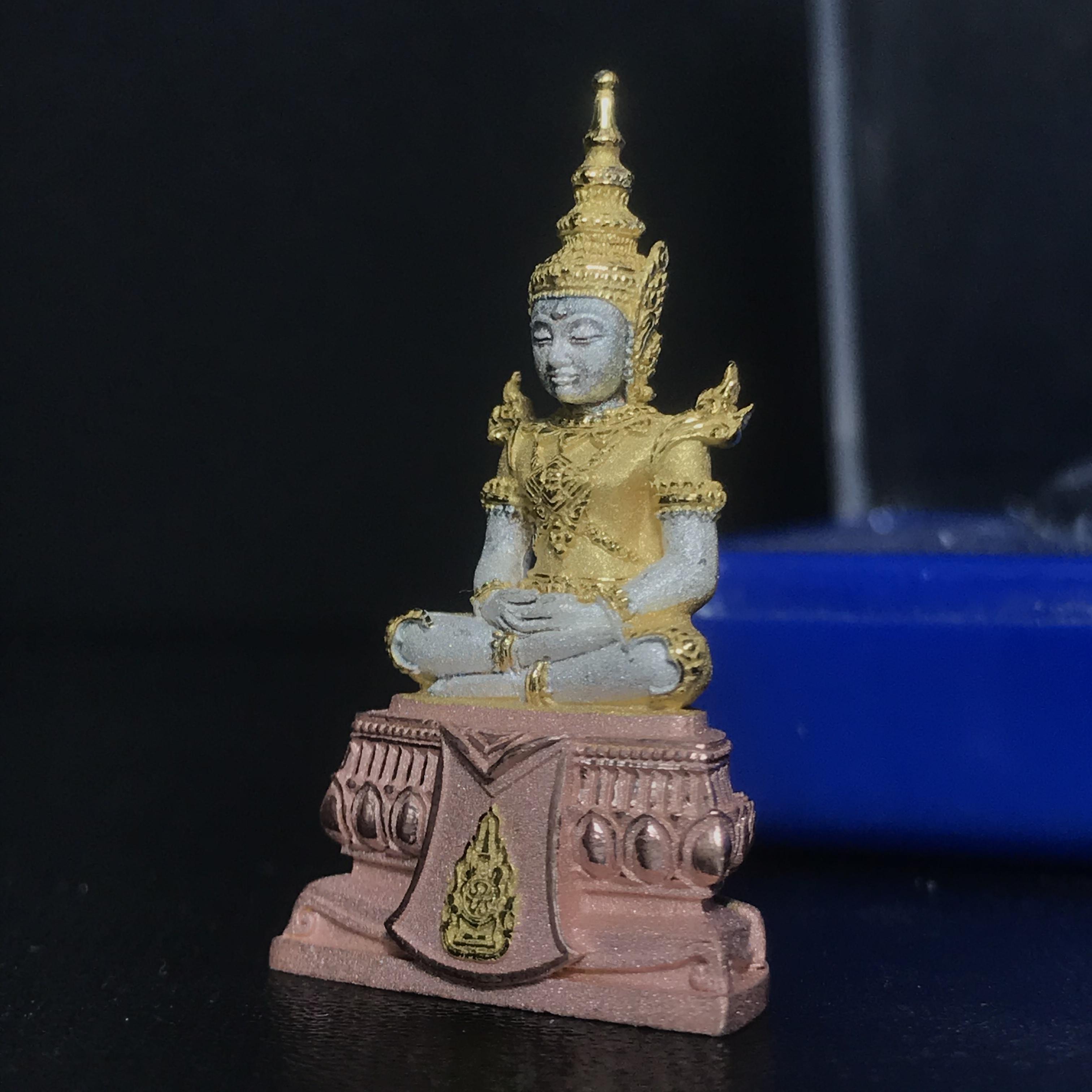 พระแก้วมรกต(จำลอง)ลอยองค์ ขนาดหน้าตัก 1/2 นิ้ว ทรงเครื่องฤดูร้อน เนื้อเงินสามกษัตริย์ ตราสัญลักษณ์ฉลองสิริราชสมบัติ ครบ 60 ปี พ.ศ.2549