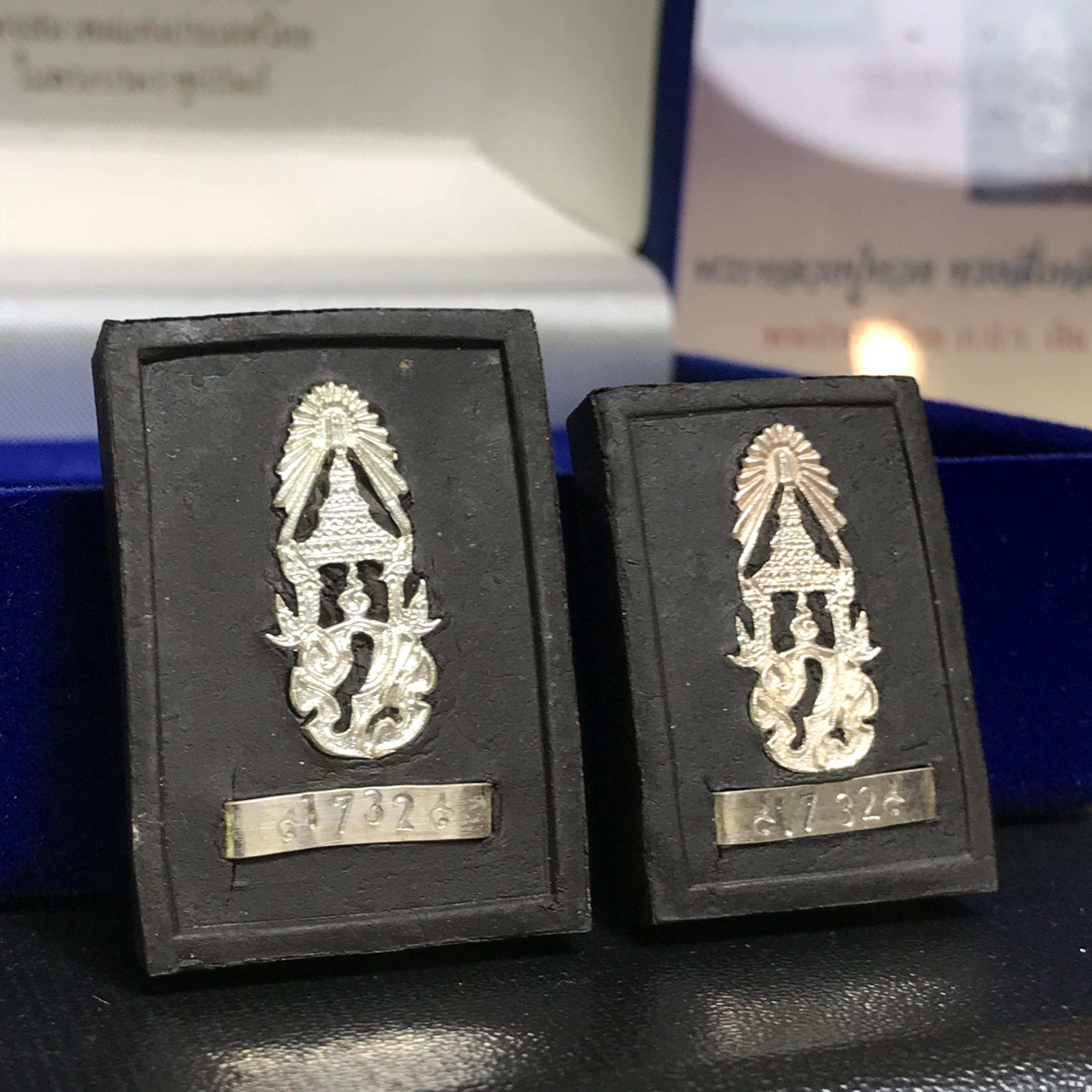 พระหลวงปู่ทวด ภปร. ปี 2547 พิมพ์สี่เหลี่ยมใหญ่-เล็ก(2องค์)เนื้อว่านดำหลัง ภปร. เงิน(หายาก1ใน1999ชุด)