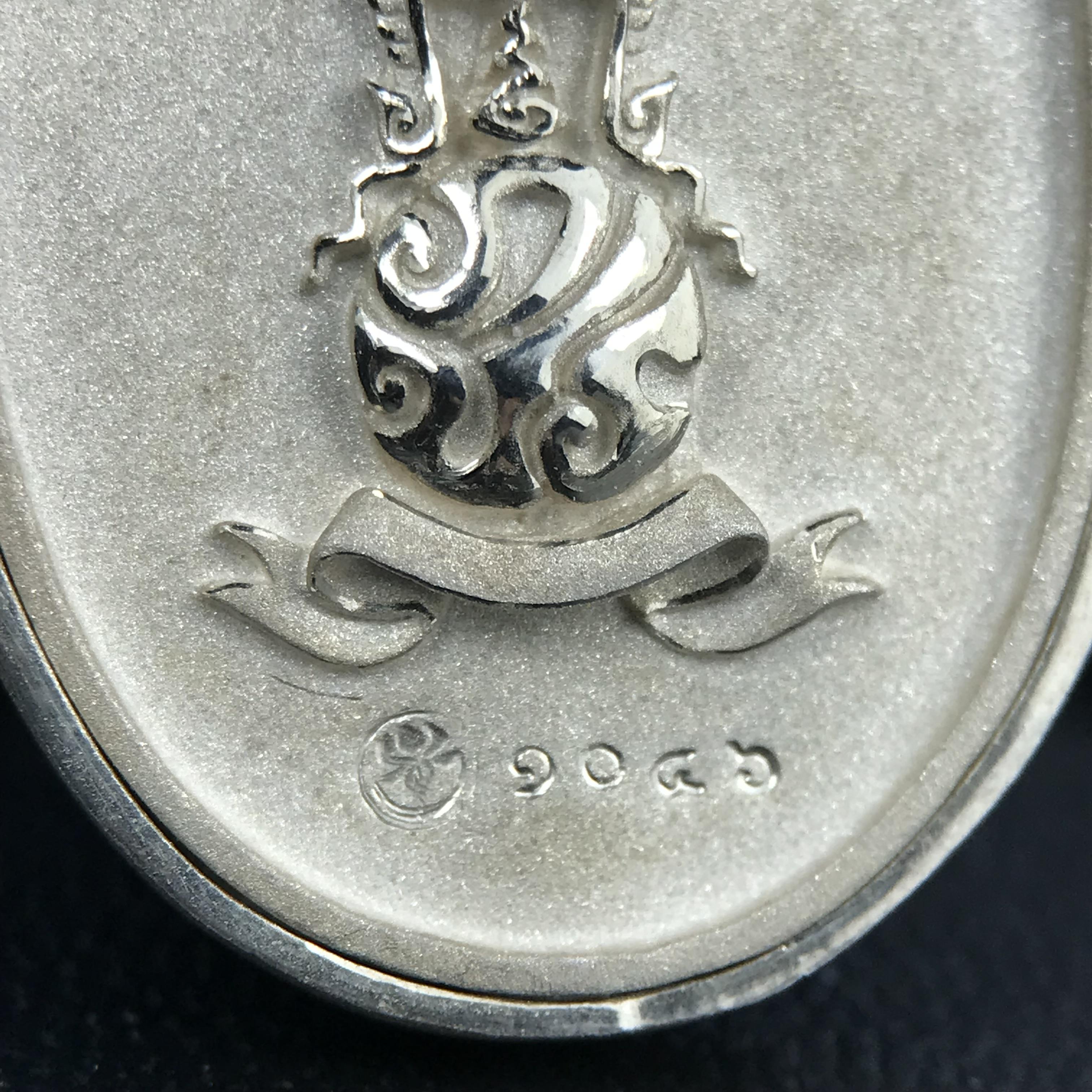 พระแก้วมรกต ภปร. ปี 2547 จัดสร้างโดยโรงพยาบาลภูมิพลอดุลยเดช เนื้อเงิน (3 กษัตริย์) เหรียญทรงกลมรี ขนาด 20*28 มม.พิธีมหามังคาภิเษก ณ พระอุโบสถวัดพระศรีรัตนศาสดาราม(วัดพระแก้ว) งดงามทรงคุณค่าอีกหนึ่งรุ่นยอดนิยม หายาก(องค์หมายเลข ๑๐๔๖)