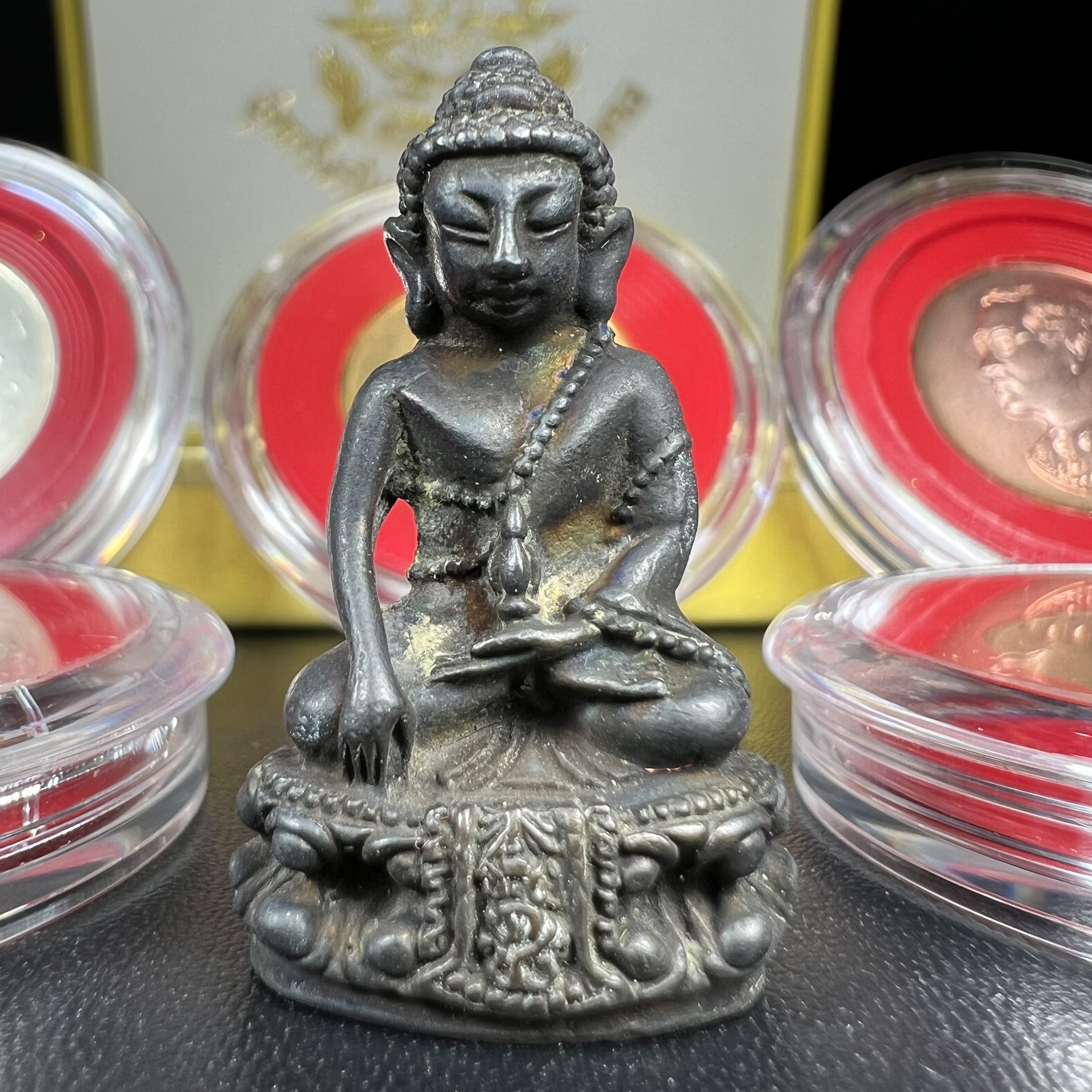 วัตถุมงคลคุ้มเกล้าฯ มหามงคลเฉลิมพระชนมพรรษา 6 รอบ รัชกาลที่ 9 ชุดพิเศษกรรมการ(สุดหายาก) (ในหลวงรัชกาลที่9 ทรงจุดไฟพระฤกษ์และเททอง พิธีใหญ่)ยอดนิยมหายาก