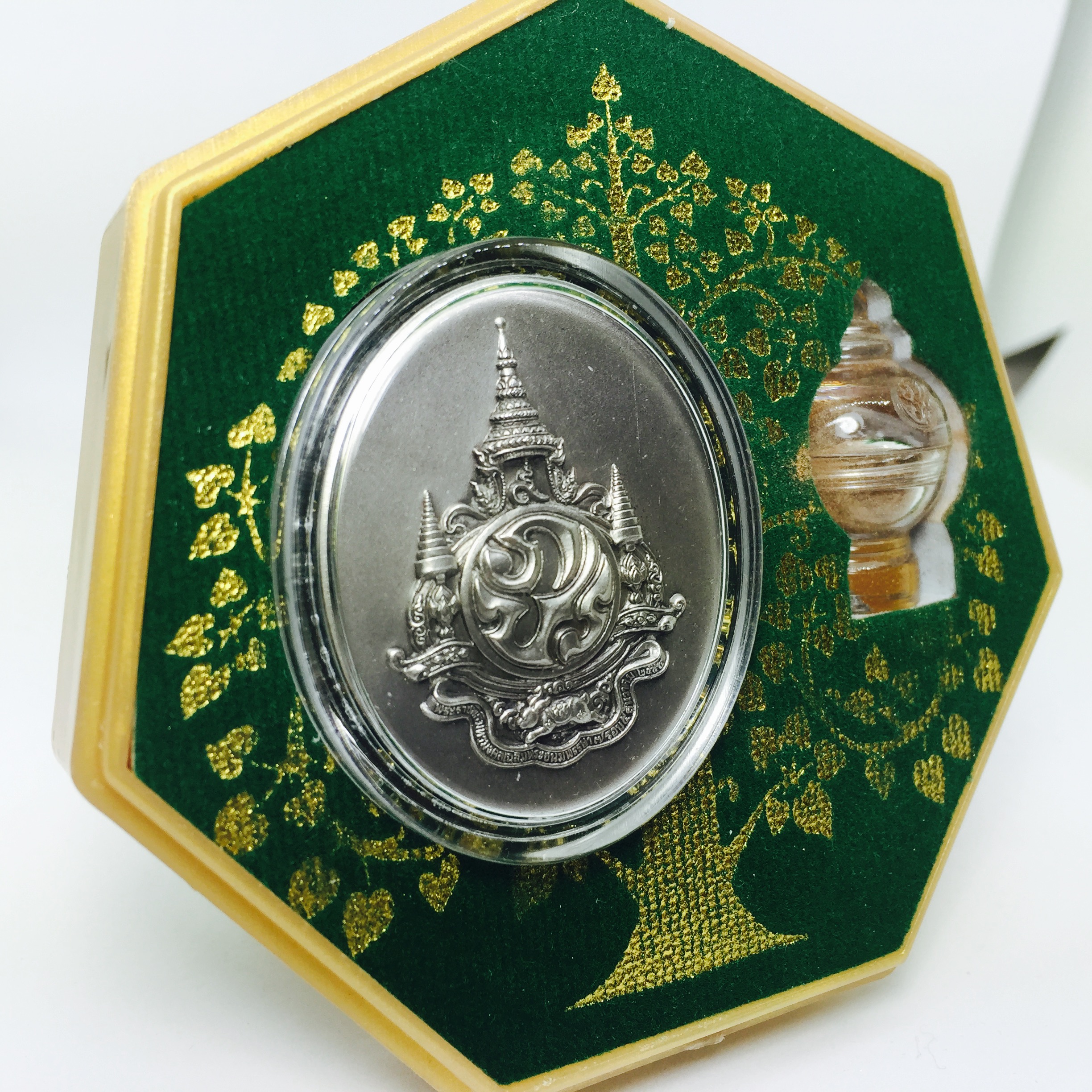 เหรียญพระบรมรูปหล่อพระบาทสมเด็จพระเจ้าอยู่หัว 84 พรรษา เนื้อเงินรมดำขัดวินอล พิมพ์ใหญ่