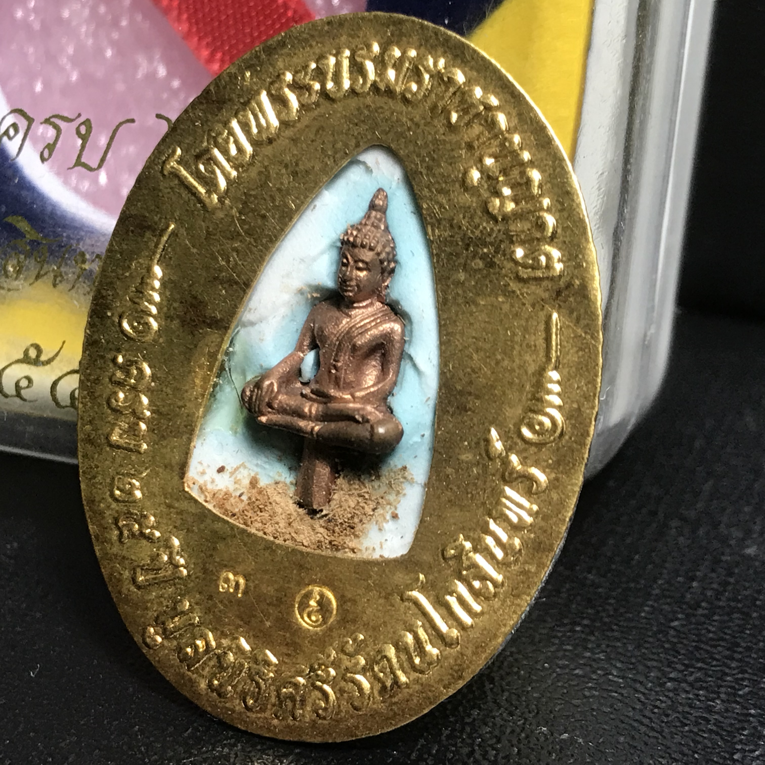 ล็อกเกตในหลวงรัชกาลที่9 ที่ระลึกครบ 25 ปี มูลนิธิศรีรัตนโกสินทร์ วัดสุทธาราม พ.ศ. 2550 พิมพ์ทรงวงรีรูปไข่ใหญ่ ฉากสีทอง หลังปิดแผ่นทองคำ ฝังพระยอดธง บรรจุมวลสารจิตรลดาและเกศาในหลวง ร.9 (หมายเลข 3)(นัมเบอร์สวยเลขตัวเดียว)(นิยมหายากสุด)(1 ใน 422 องค์)