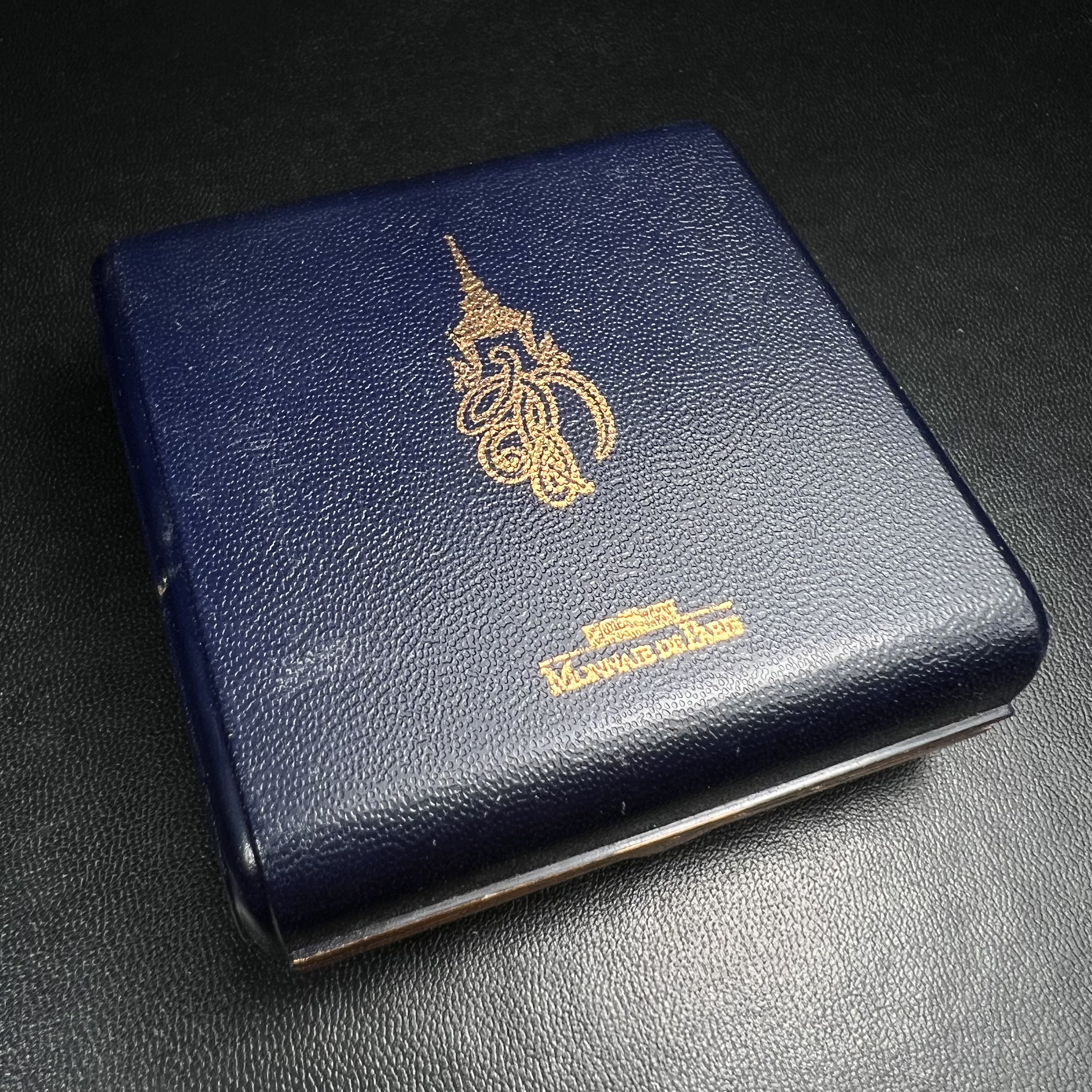 หลวงพ่อทวด พระนามาภิไธย สก. วัดห้วยมงคล จ.ประจวบคีรีขันธ์ ปี 2544(รุ่นแรก) เหรียญเนื้อนวโลหะ(Thai Bonze) ผลิตโดยโรงกษาปณ์ โมเน่ร์เดอปารีส ประเทศฝรั่งเศส สวยงดงามสภาพสวยกล่องใบรับรองครบสมบูรณ์(คุ้มครองแคล้วคลาด พิธีใหญ่) องค์หมายเลข 1807 (1 ใน 2999 เหรียญ)