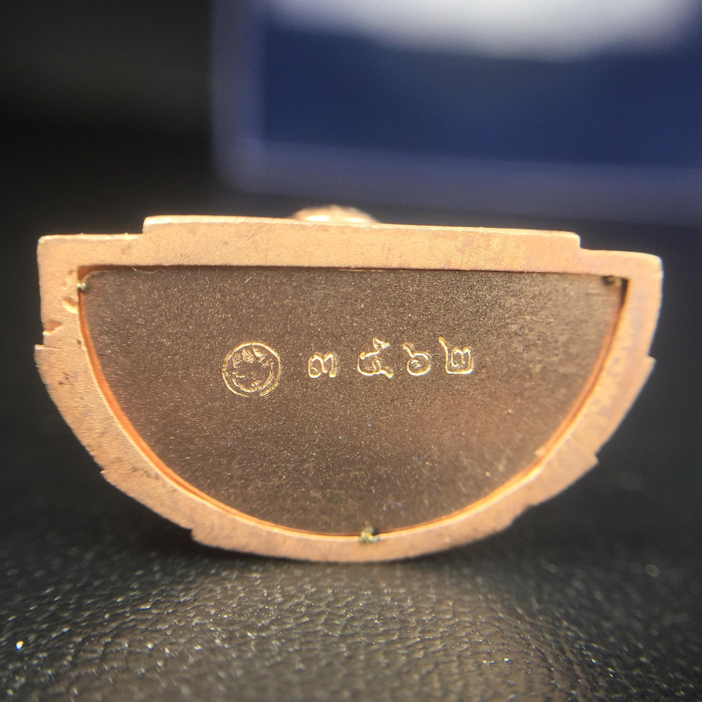 พระแก้วมรกต ภปร. ปี2547 จัดสร้างโดย รพ.ภูมิพลฯ เนื้อเงิน (3 กษัตริย์)ลอยองค์ หน้าตัก 1/2 นิ้ว (สภาพผิวเดิม ขึ้นสีรุ้งธรรมชาติ แบบนิยม) (1ใน3000องค์)