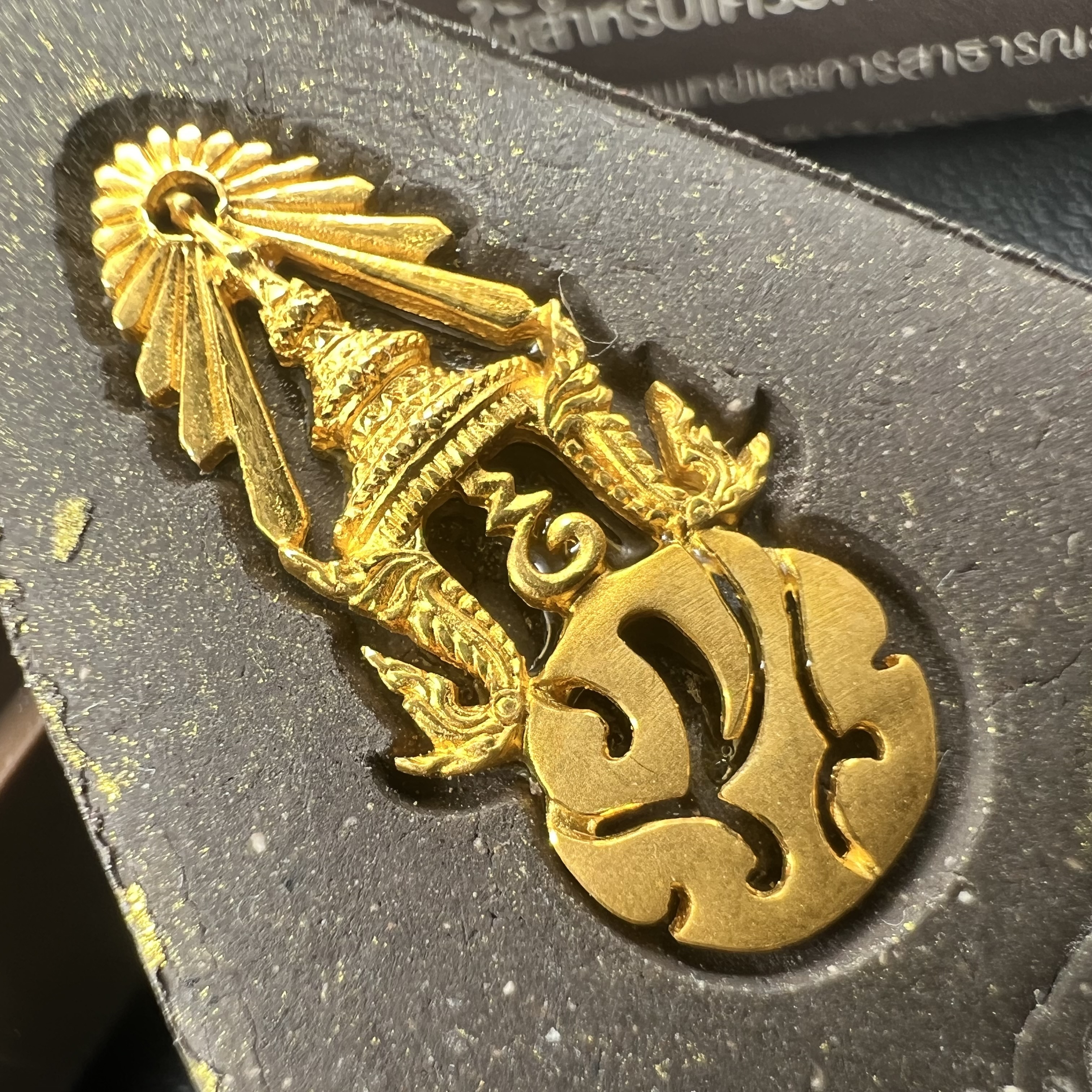 พระพุทธชินราช ภปร. โครงการ "เพราะแผ่นดินนี้ คือ แผ่นดินเกิด" ปี2548(รุ่นแรก) พระผงหลัง ภ.ป.ร. ทองคำ(หนัก 1.1 กรัม) (พระราชทานเส้นพระเจ้า (เส้นผม)และมวลสารจิตรลดา)