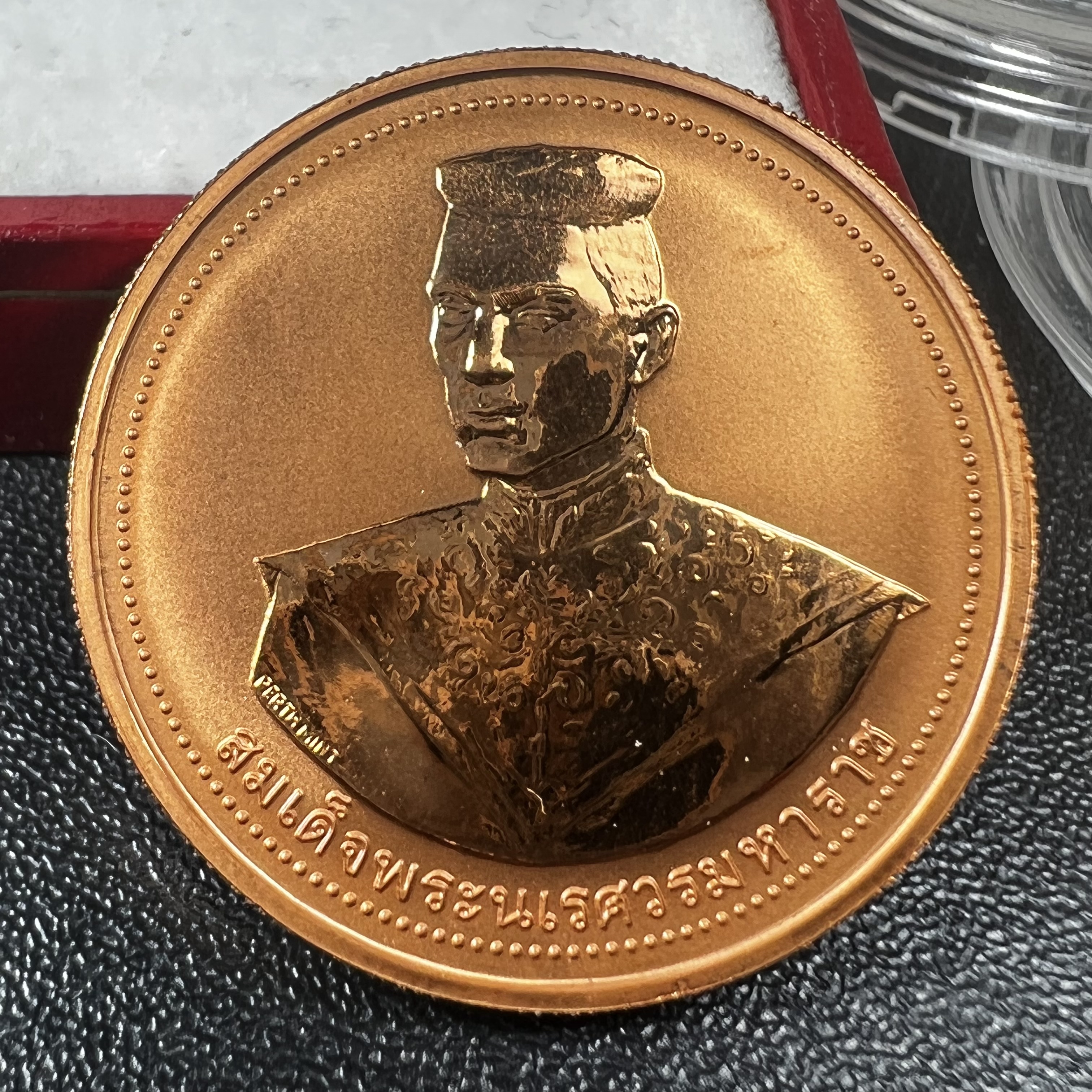 เหรียญสมเด็จพระนเรศวรมหาราช-พระพุทธชินราช รุ่นกองทุนสร้างอาคารเรียนวิทยาลัยสงฆ์ วัดพระศรีรัตนมหาธาตุ ปี 2536 เนื้อทองแดงขัดเงา บล็อกนอก เพิร์ธ ประเทศออสเตรเลีย(PERTH MINT)กล่องบรรจุเดิมใบรับรองพร้อมสวยงาม