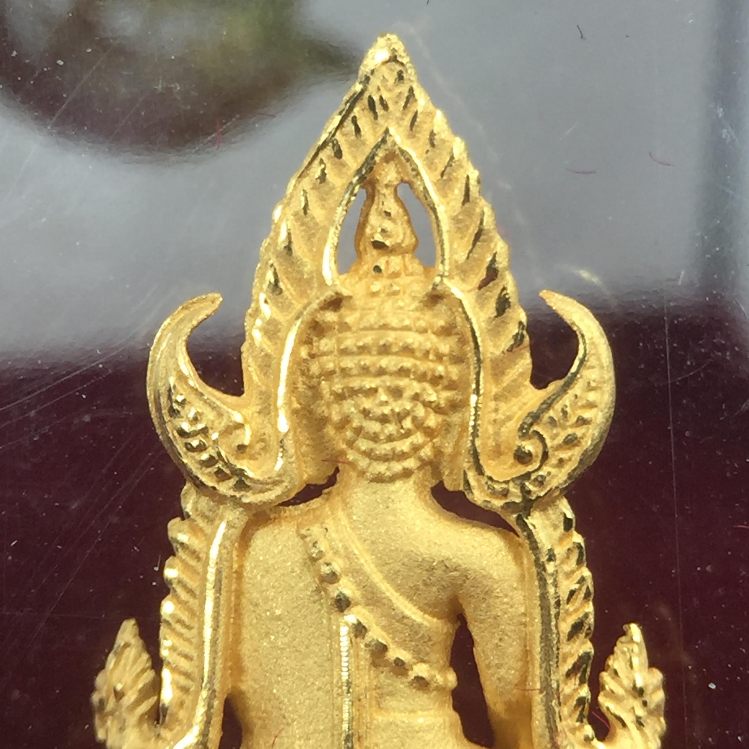 พระพุทธชินราช รุ่น ประวัติศาสตร์ มูลนิธิเพื่อตำรวจไทยจัดสร้าง ปี 2562 เนื้อทองคำขัดเงา พิมพ์ลอยองค์จิ๋ว(ขนาดสูง 1.5 ซม.) (สภาพ สวย ซีนซองเดิม กล่องบรรจุเดิมครบสมบูรณ์)