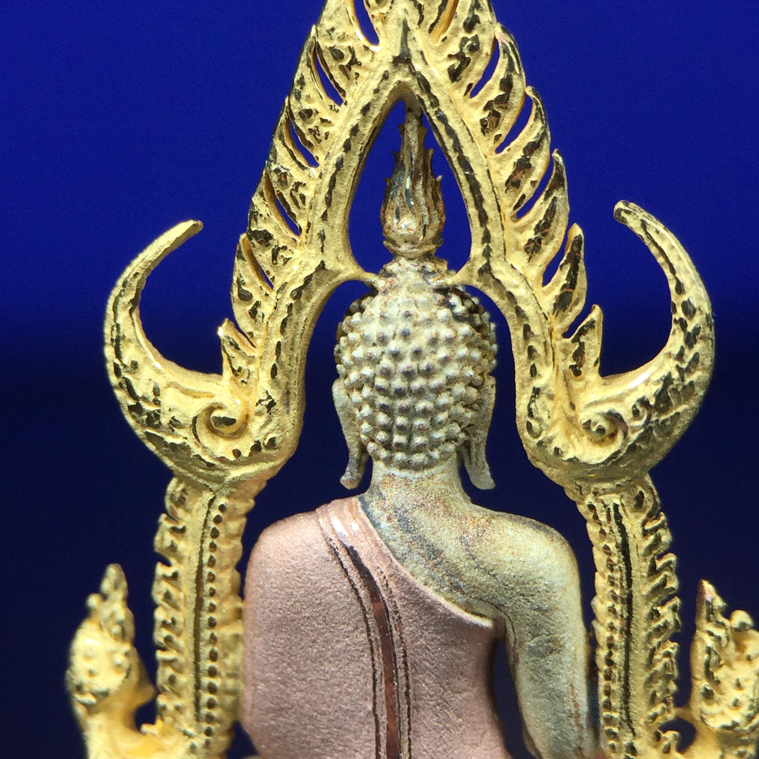 พระพุทธชินราช ภปร. ในวโรกาสพระราชพิธีมหามงคล เฉลิมพระชนมายุ6รอบ 5ธันวาคม2542 มูลนิธิพิทักษ์ดวงตาประชาชน จัดสร้าง เนื้อเงินบริสุทธิ์ 99.9% แบบสามกษัตริย์ขัดเงาบางส่วน พิมพ์ใหญ่ ขนาดสูง 3.4 ซม. พร้อมกล่องบรรจุเดิม