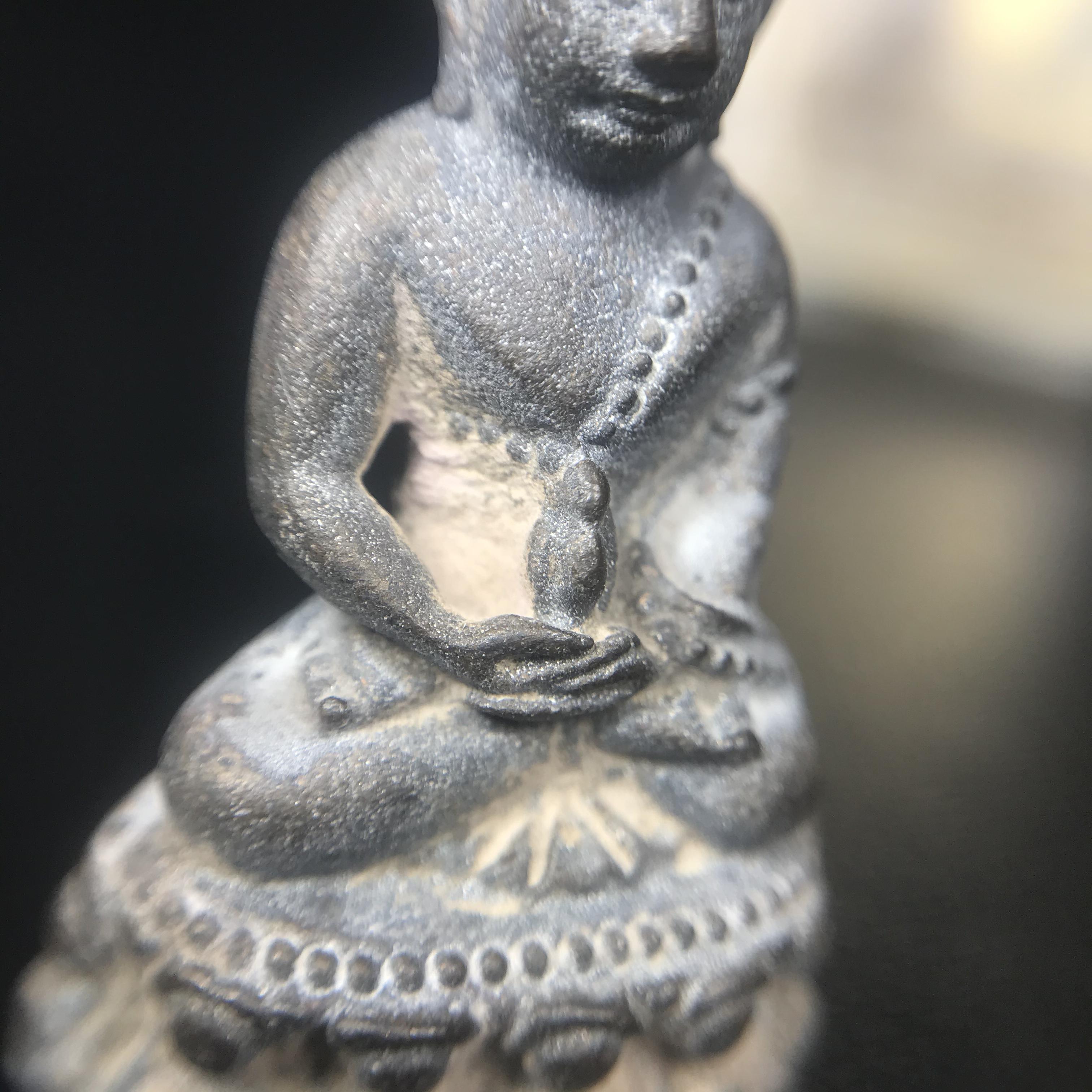 พระกริ่งชินบัญชรฉลองพระชันษา 100 ปี สมเด็จพระญาณสังวร วัดบวรนิเวศวิหาร ปี 2556 เนื้อนวโลหะผสมทองคำก้นทองแดง พิธีใหญ่ มวลสารเด่น นิยม(1 ใน 2556 องค์)