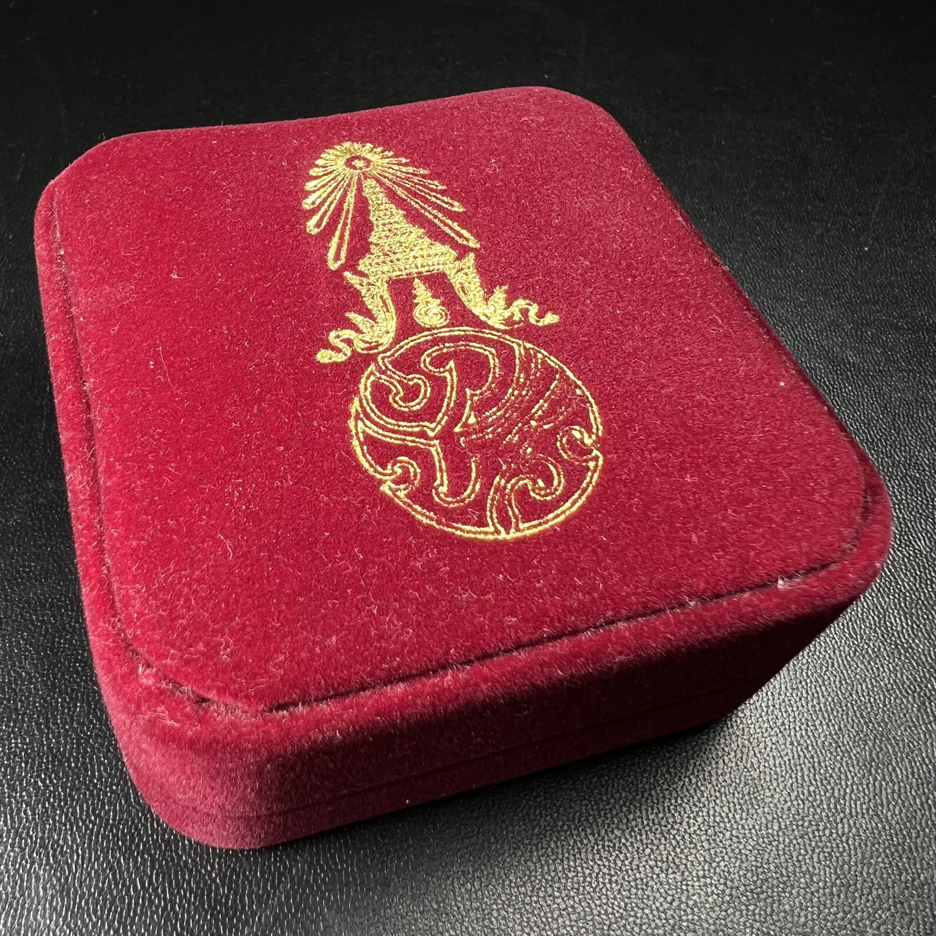 พระพุทธธรรมิกราชบพิตร ภปร. เฉลิมพระเกียรติ 2554 วัดบวรนิเวศวิหาร ขนาดสูง 4.5 ซม. เนื้อเงิน(ตอกโค๊ด Ag)(หายากพบเจอน้อยมาก)ผลิตโดย สำนักกษาปณ์ กรมธนารักษ์ พิธีพุทธาภิเษก ณ พระอุโบสถวัดบวรนิเวศวิหาร สภาพสวย กล่องบรรจุเดิมครบสมบูรณ์(1 ใน 2555 เหรียญ)หายาก