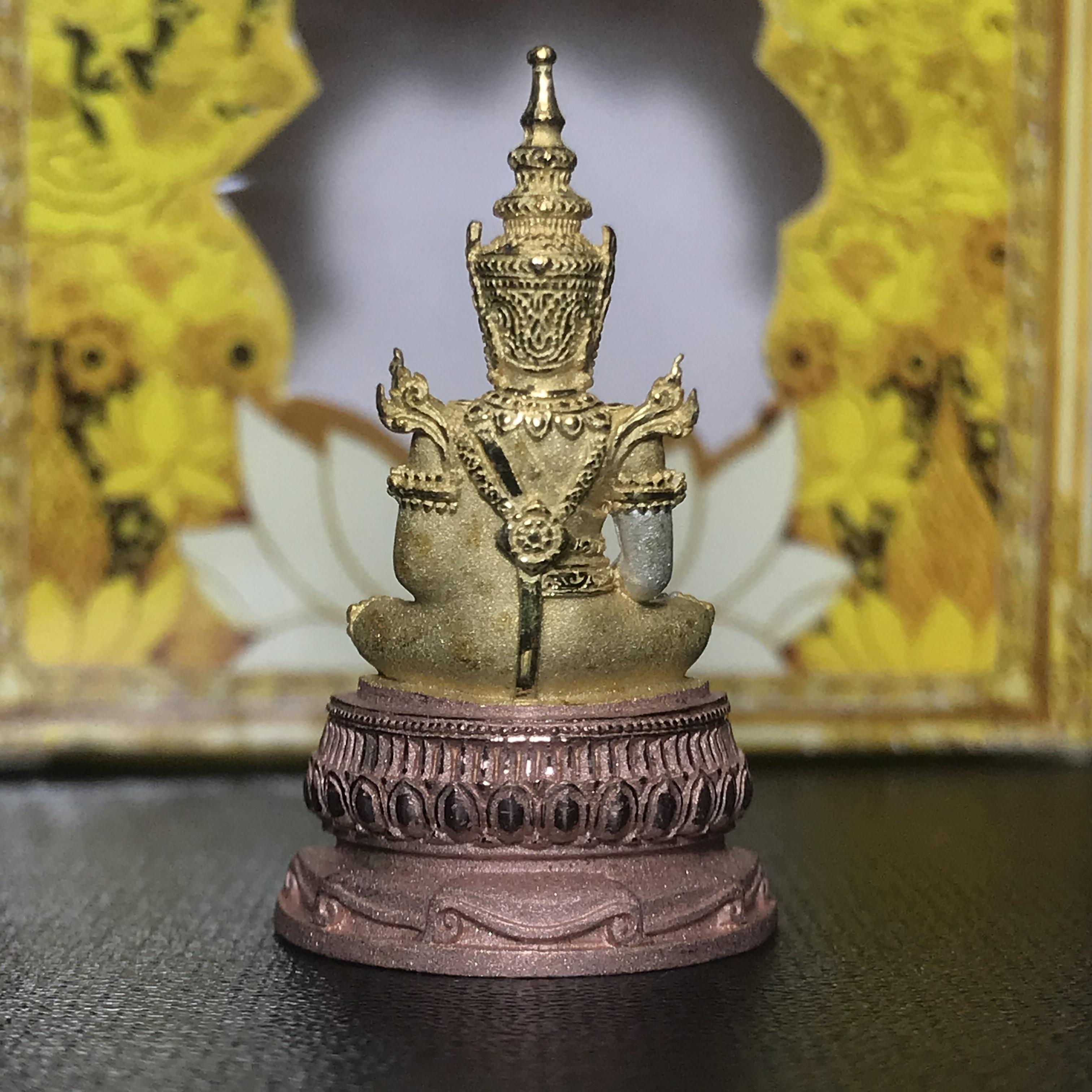 พระแก้วมรกต(จำลอง)ลอยองค์ ขนาดหน้าตัก 1/2 นิ้ว ทรงเครื่องฤดูร้อน เนื้อเงินสามกษัตริย์ ตราสัญลักษณ์ฉลองสิริราชสมบัติ ครบ 60 ปี พ.ศ.2549(สภาพสวย ครบ สมบูรณ์))