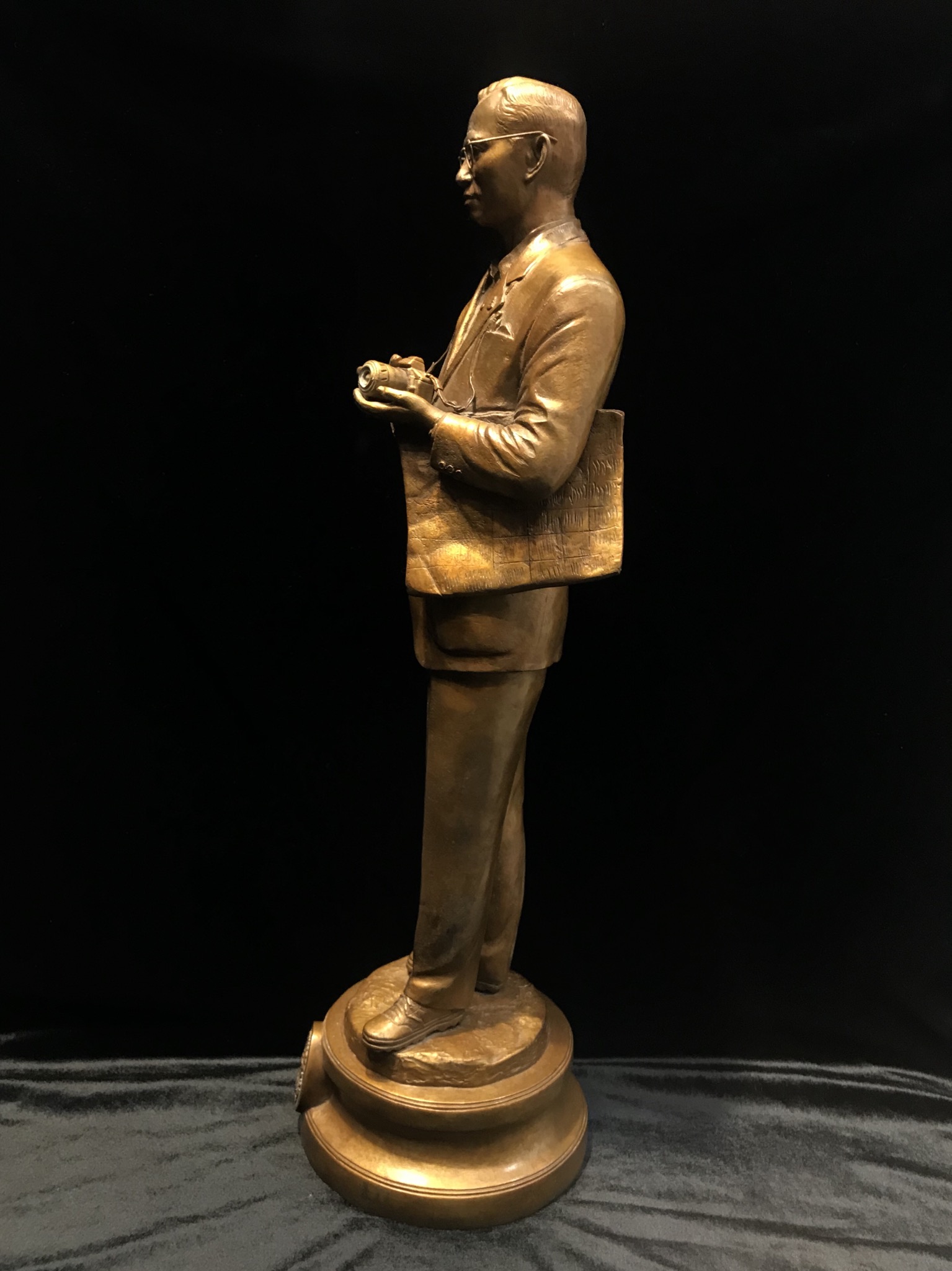 รูปหล่อพระบรมรูปพระบาทสมเด็จพระเจ้าอยู่หัว “ทรงงาน” เนื่องในโอกาสเฉลิมพระชนมพรรษา 86 พรรษา 5 ธันวาคม 2556 (ในหลวงท่านทรงดำริให้จัดสร้าง และ ตรวจงานด้วยพระองค์เอง)