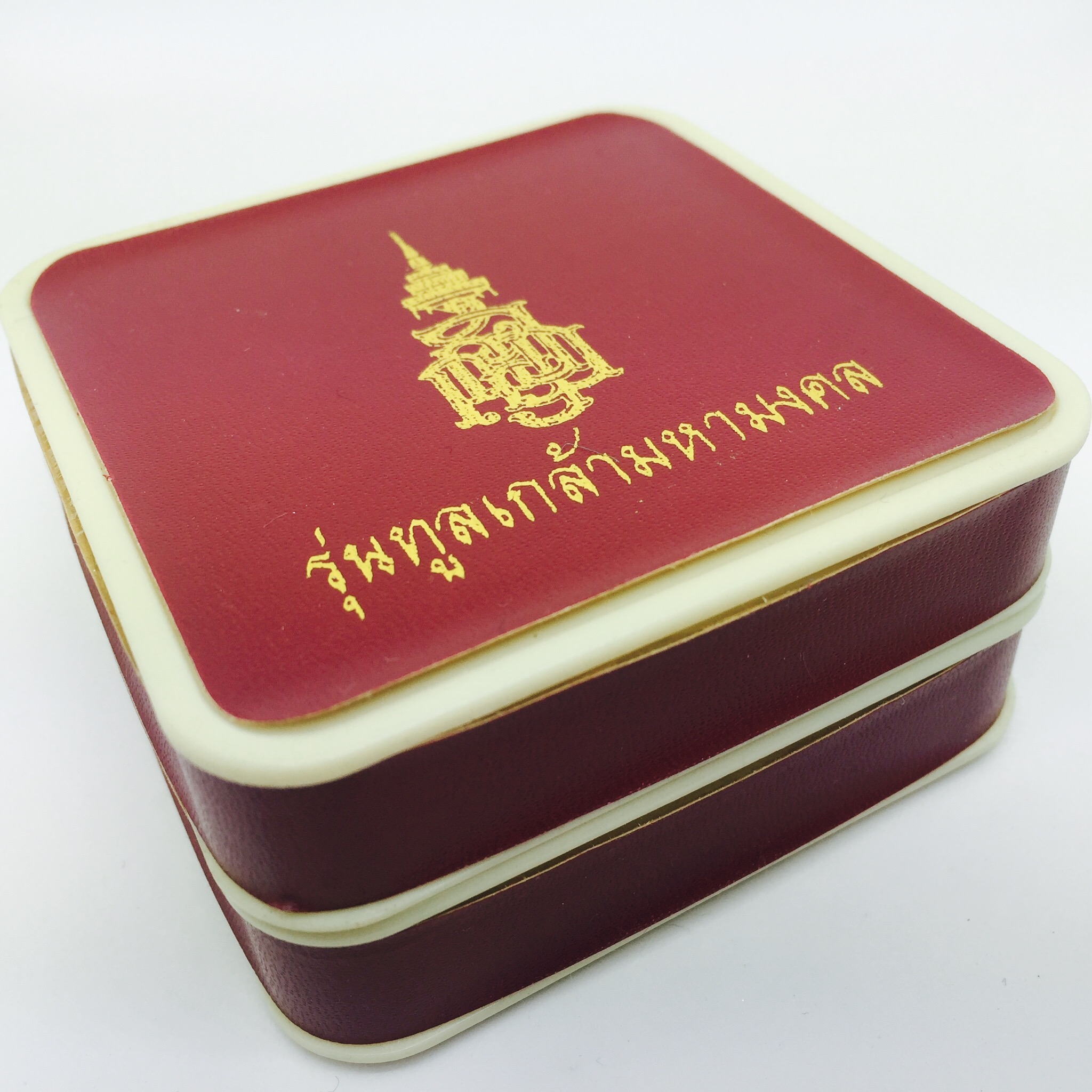 เหรียญอาร์มฉลุลายหลวงพ่อโสธร รุ่น "ทูลเกล้ามหามงคล" จัดสร้างที่ วัดบวรนิเวศฯ ปี 2544 เนื้อเงินพิมพ์ใหญ่