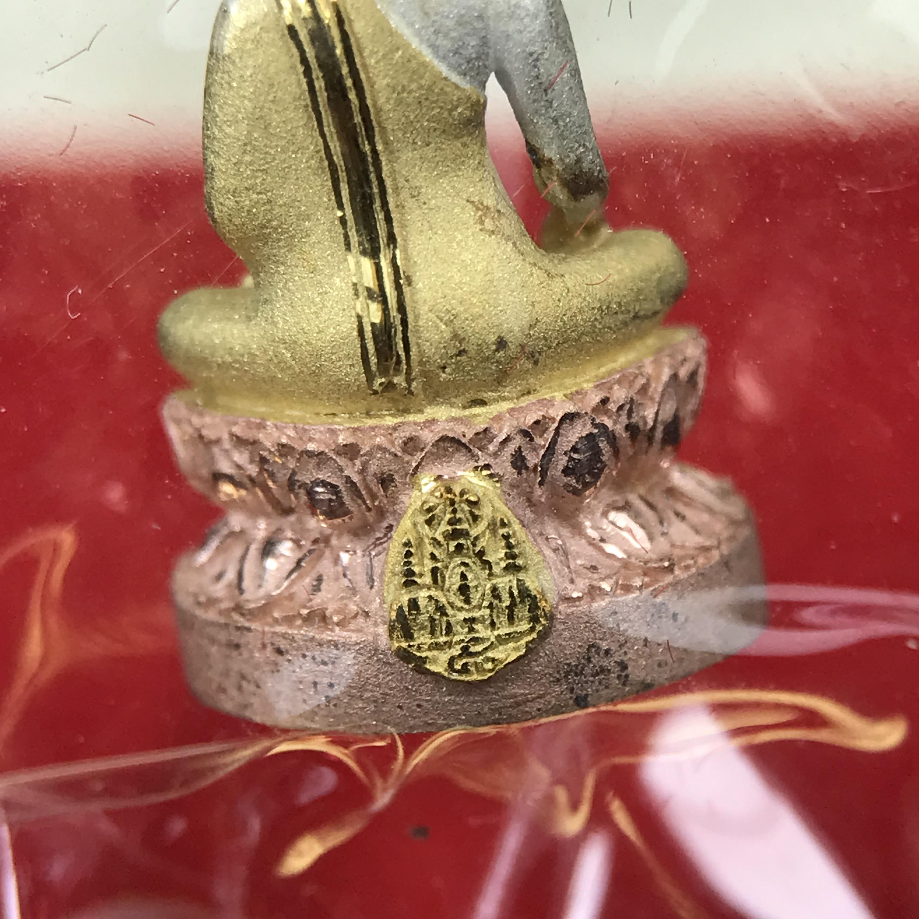 พระชัยวัฒน์พระพุทธนวราชบพิตร ครองสิริราชสมบัติครบ 50 ปี พ.ศ.2540 ขนาดสูง 1.9 ซม. เนื้อเงินสามกษัตริย์(ผิวเดิม)(ซีนซองเดิม) พร้อมกล่องบรรจุเดิมครบสมบูรณ์ 1ใน 9500 องค์(พุทธนวราชบพิตร นิมิตรหมายแห่งความสามัคคี ด้วยไมตรีแห่งองค์พระภูมิพล)