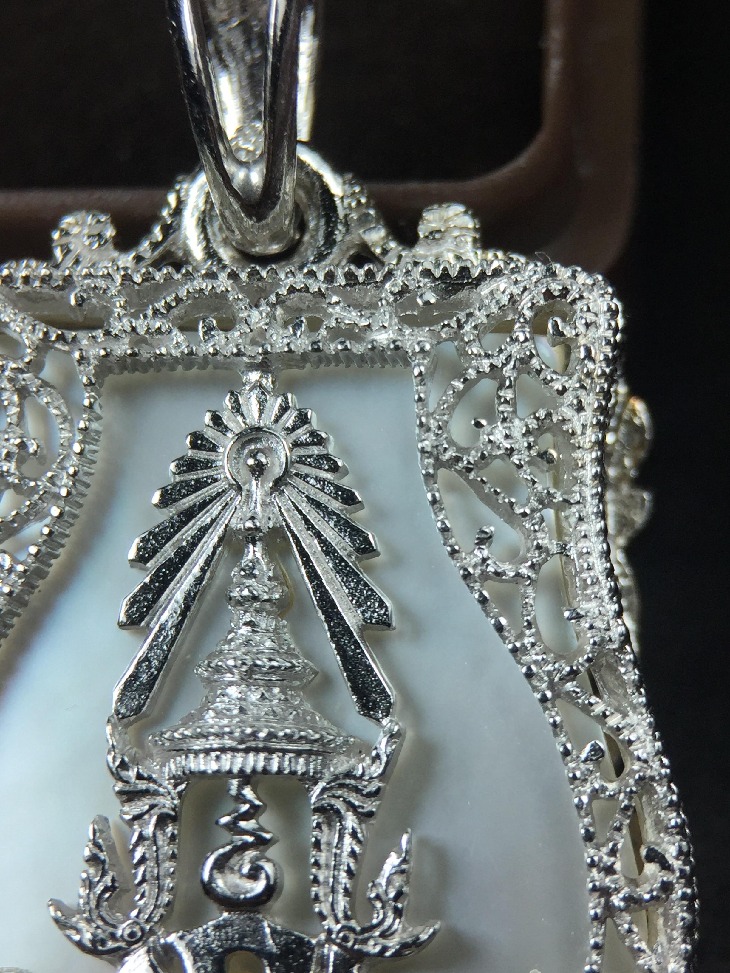 พระพุทธชินราช ภปร. โครงการ "เพราะแผ่นดินนี้ คือ แผ่นดินเกิด" ปี2548(รุ่นแรก) เหรียญทรงเสมา ขนาด 21 x 29 มม.เนื้อเงินสามกษัตริย์ องค์พระชุบสามกษัตริย์ ล้อมด้วยกรอบเงินชุบทองคำขาวสลักเสลาเป็นลวดลายละเอียดอ่อน ส่วนพื้นองค์พระเป็นเปลือกหอยมุขงดงาม