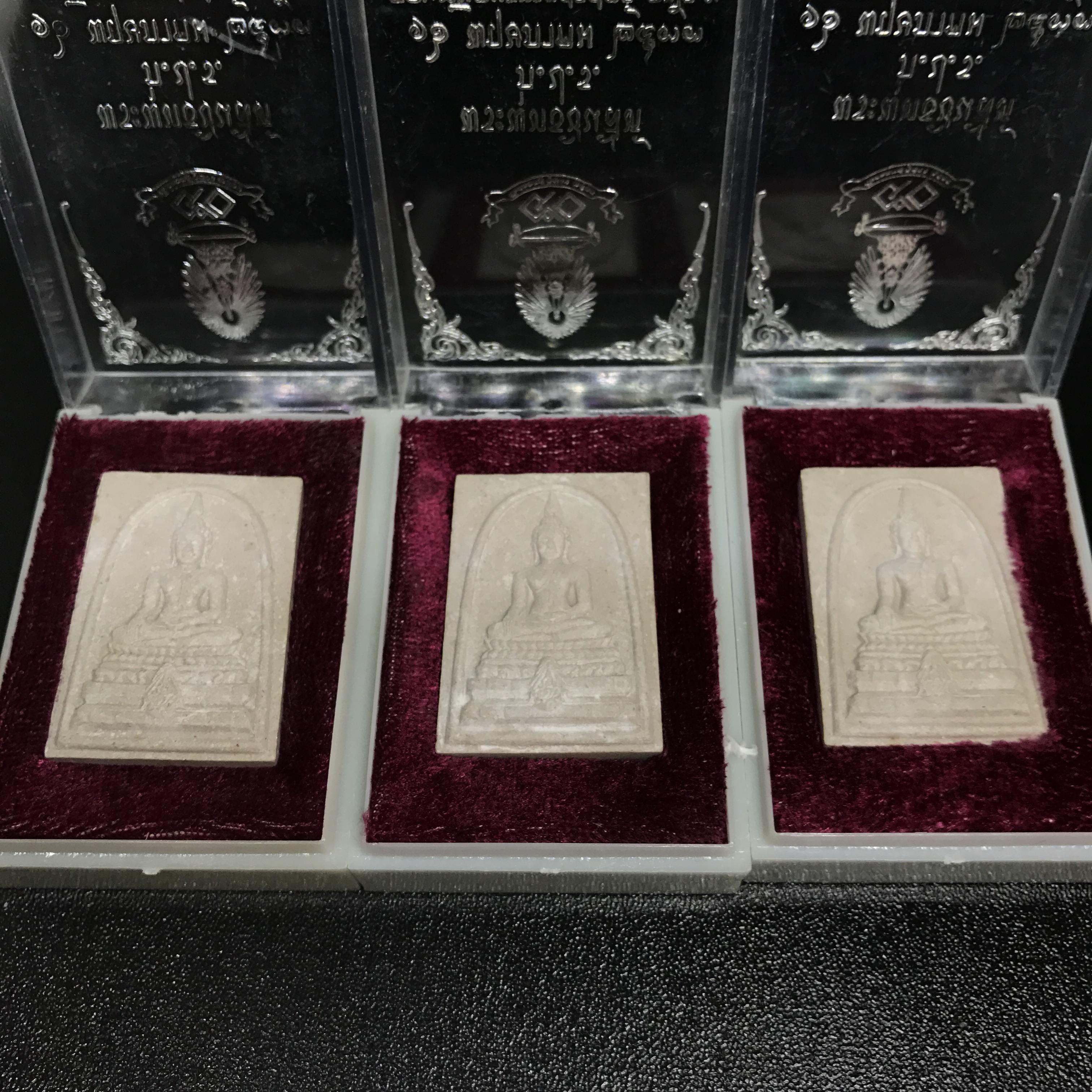 พระพุทธชินสีห์ ภปร ทันโตเสฏโฐ ปี 2533 พิมพ์ใหญ่ (วัตถุมงคลหนึ่งเดียวที่มีผงฟันในหลวงรัชกาลที่9 พระราชทานให้จัดสร้าง)