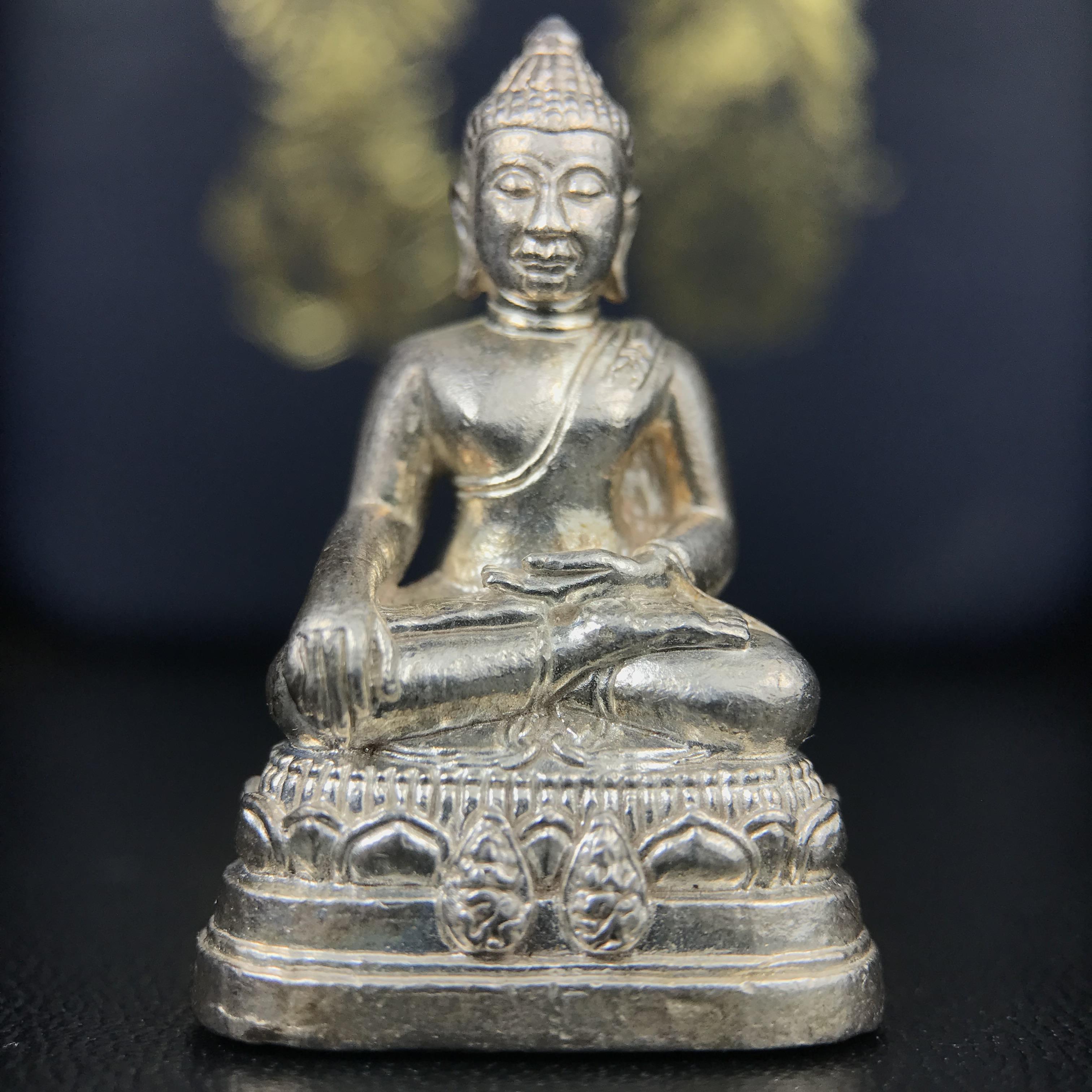 พระกริ่งพระพุทธนรสีห์ จปร.+ภปร. ครบรอบ 100 ปี ธนาคารไทยพาณิชย์ ปี 2550 พระกริ่งเนื้อเงิน(หายาก)(พุทธศิลป์งดงาม)ด้านหน้าฐานประดับด้วยตราสัญลักษณ์ "จปร" และ "ภปร" (องค์เนื้อเงินสร้างน้อย พบเจอน้อยหายาก)1 ใน 2500 องค์