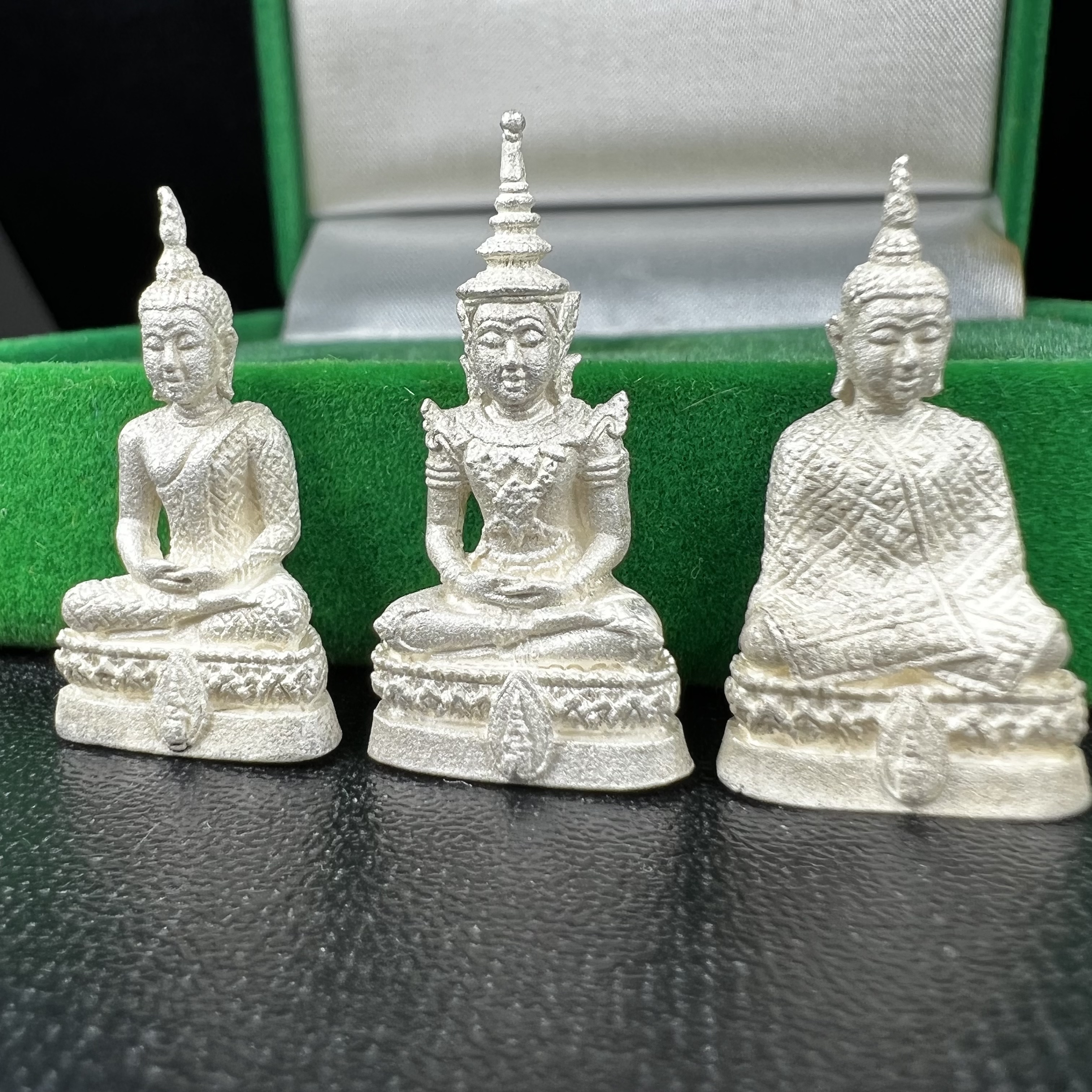 พระแก้วมรกต สธ. วัดบวรนิเวศวิหาร พ.ศ.2538 รูปเหมือนลอยองค์พระแก้วมรกต ชุดเงินบริสุทธิ์ ทรงเครื่อง 3 ฤดู (มีโค็ด หมายเลขกำกับชุดที่ 1396)พิมพ์ใหญ่ 3 องค์ 3 ฤดู ร้อน ฝน หนาว(1 ใน 2000 ชุด)หายาก