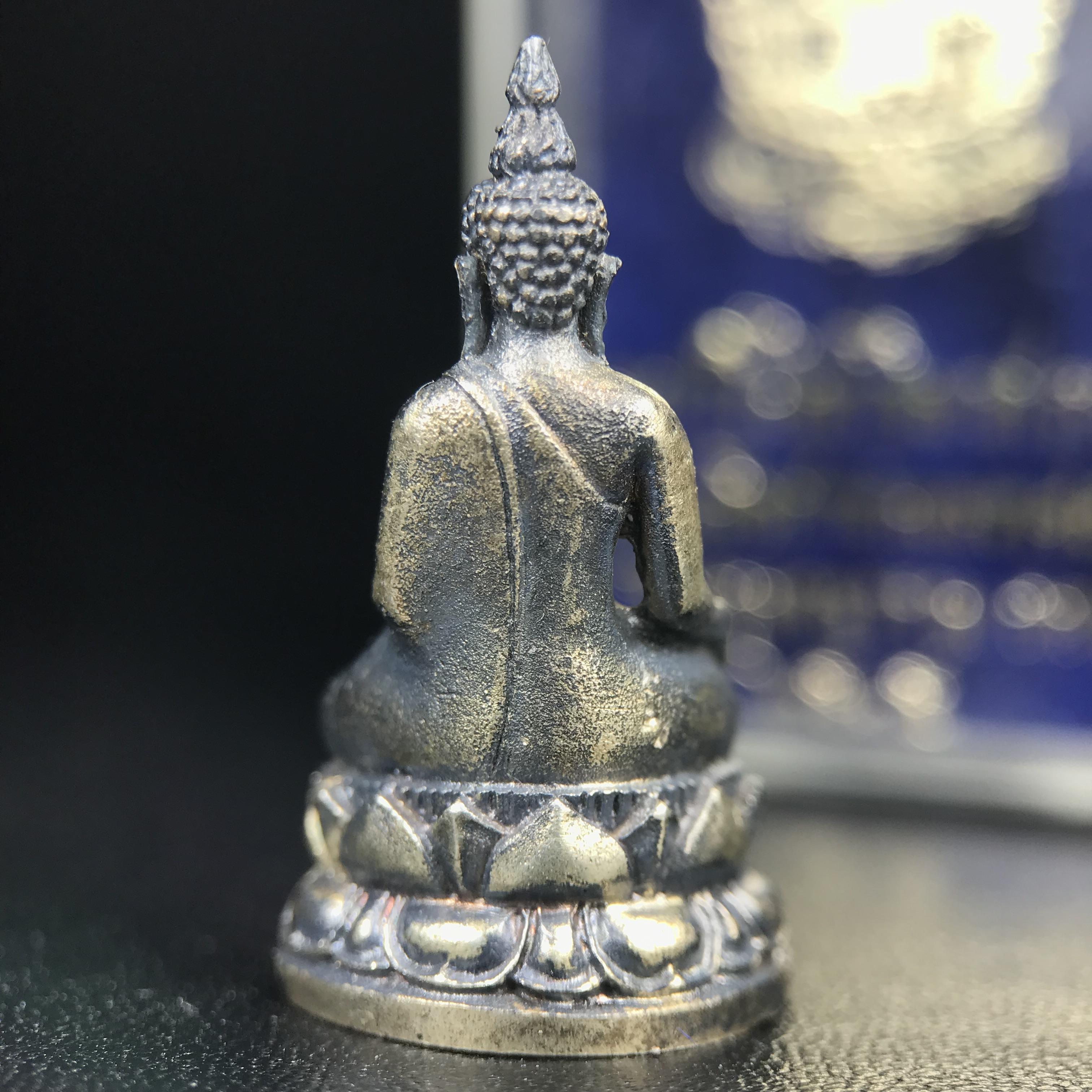 พระกริ่งไพรีพินาศ ภปร. รุ่นแรกของประเทศไทย วัดปทุมวนาราม ปี 2535 เนื้อเงิน(ผิวเดิม ผิวขึ้นรุ้งทั่วองค์ สวย งดงาม)(เข้มขลังทรงอานุภาพยิ่งใหญ่ กำราบศัตรูพ่ายสิ้น) ขนาดสูง 3 ซม. พร้อมกล่องบรรจุเดิมครบสมบูรณ์ (ในหลวงรัชกาลที่9เสด็จเททอง)(1ใน3000องค์)นิยมหายาก