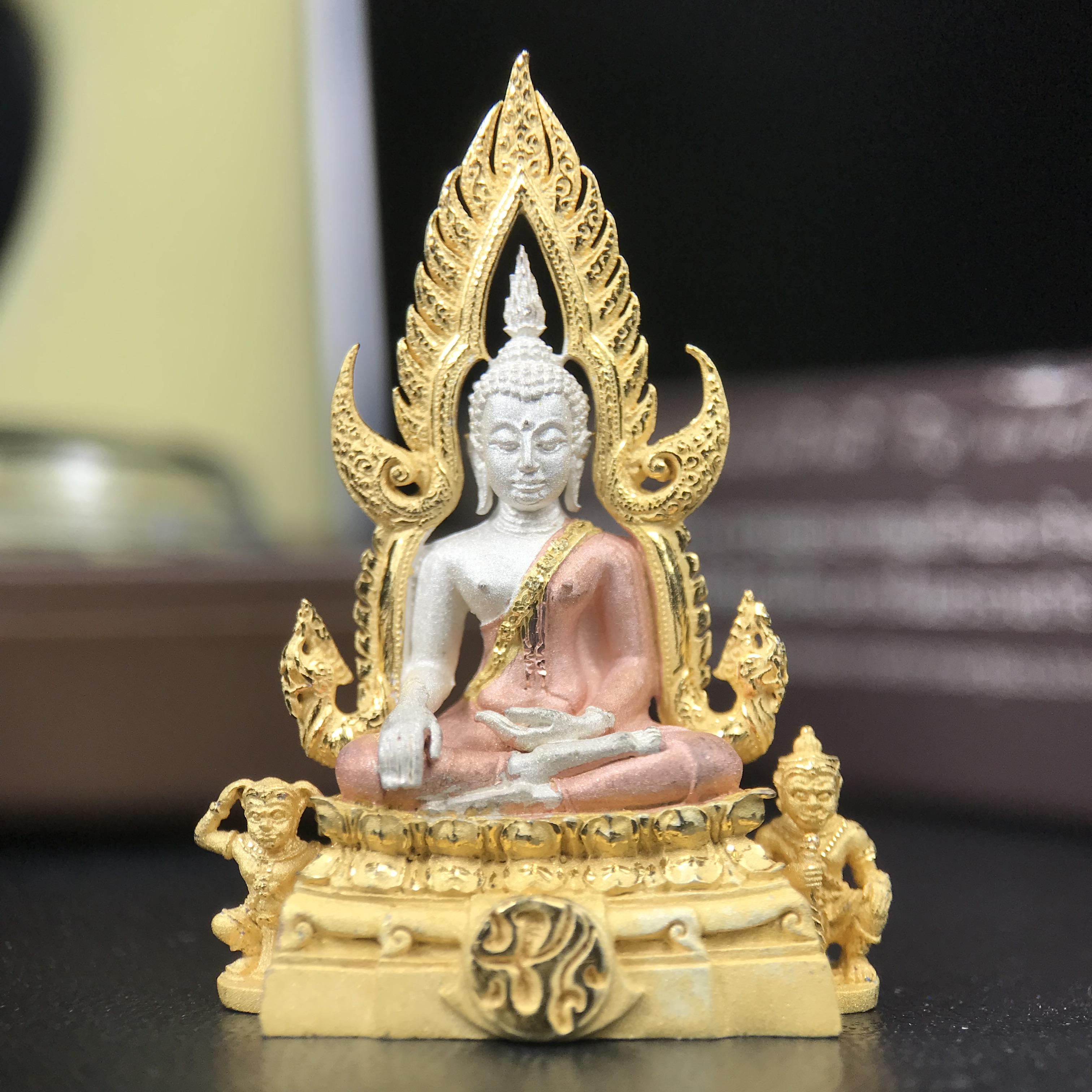 พระพุทธชินราช ภปร. โครงการ "เพราะแผ่นดินนี้ คือ แผ่นดินเกิด" ปี 2548(รุ่นแรก) ลอยองค์เนื้อเงินสามกษัตริย์ หน้าตัก 1/2 นิ้ว (ขนาด 3.5 x 2.5 ซม.) พุทธศิลป์งดงามทรงคุณค่า รุ่นยอดนิยม