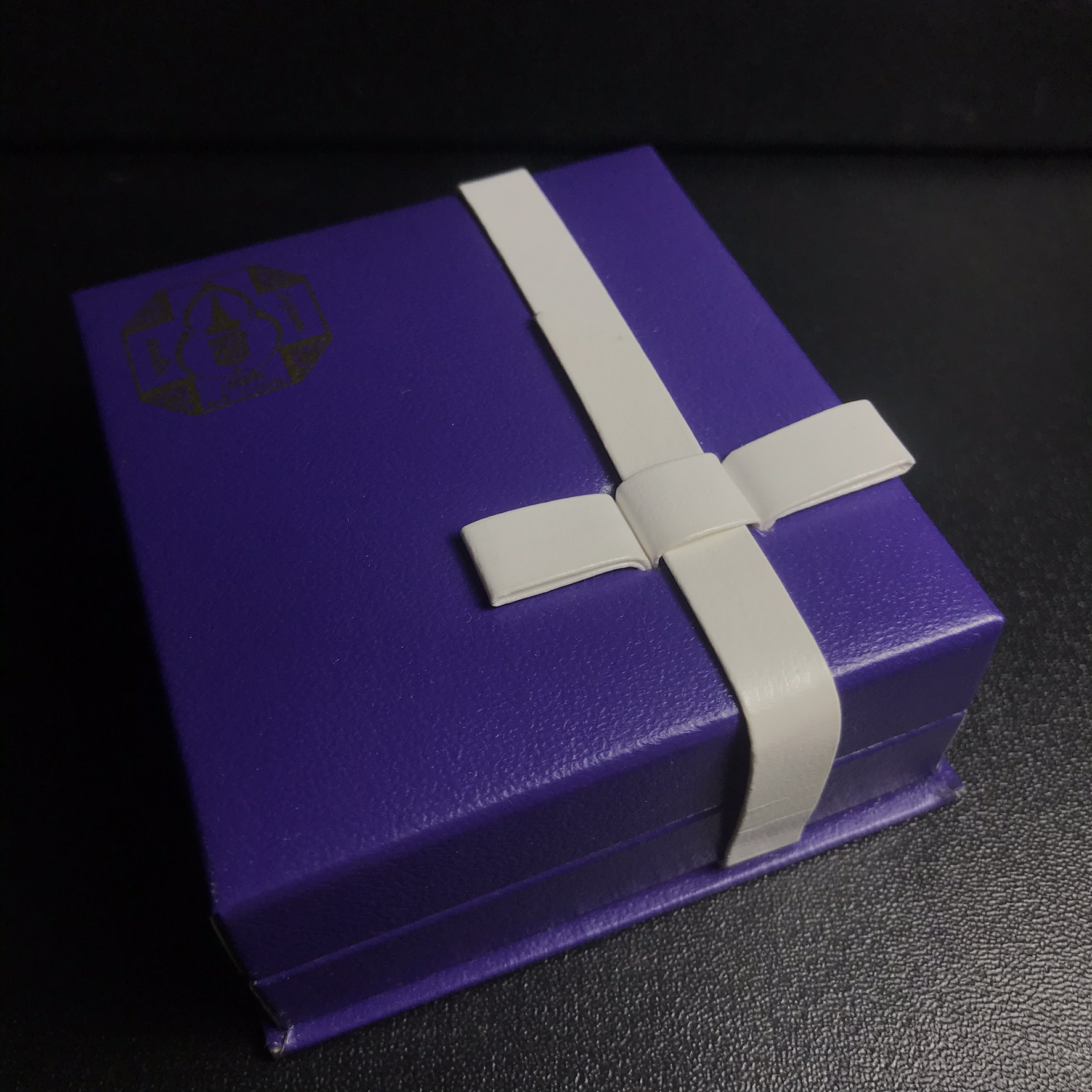 เหรียญหลวงพ่อทวด รุ่นสมเด็จเจ้าฟ้ามหาจักรี 48พรรษา โดยสภากาชาดไทย ปี2546 เนื้อเงินเดี่ยว ขนาด 2.8 ซม.พร้อมกล่องบรรจุเดิมสวยงาม