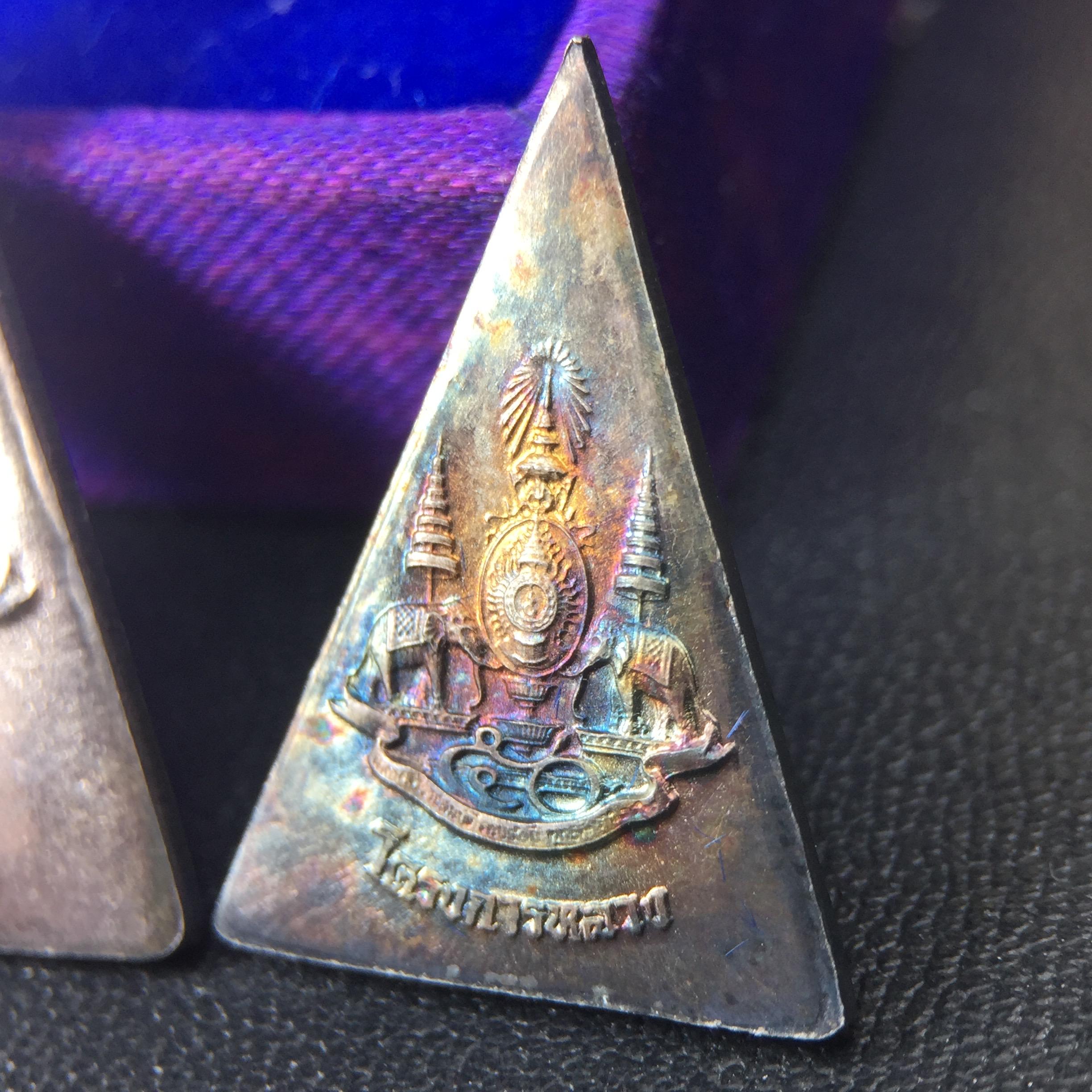 พระพุทธนวราชบพิตร พระพิมพ์จิตรลดา โครงการหลวง ปี2539 (พิมพ์ใหญ่+พิมพ์เล็ก) เนื้อเงินผิวเดิมขึ้นสีรุ่ง สวย แบบนิยมพร้อมกล่องบรรจุเดิม พิธีใหญ่ ปลุกเสกวัดพระแก้ว(1ชุด 2 องค์)