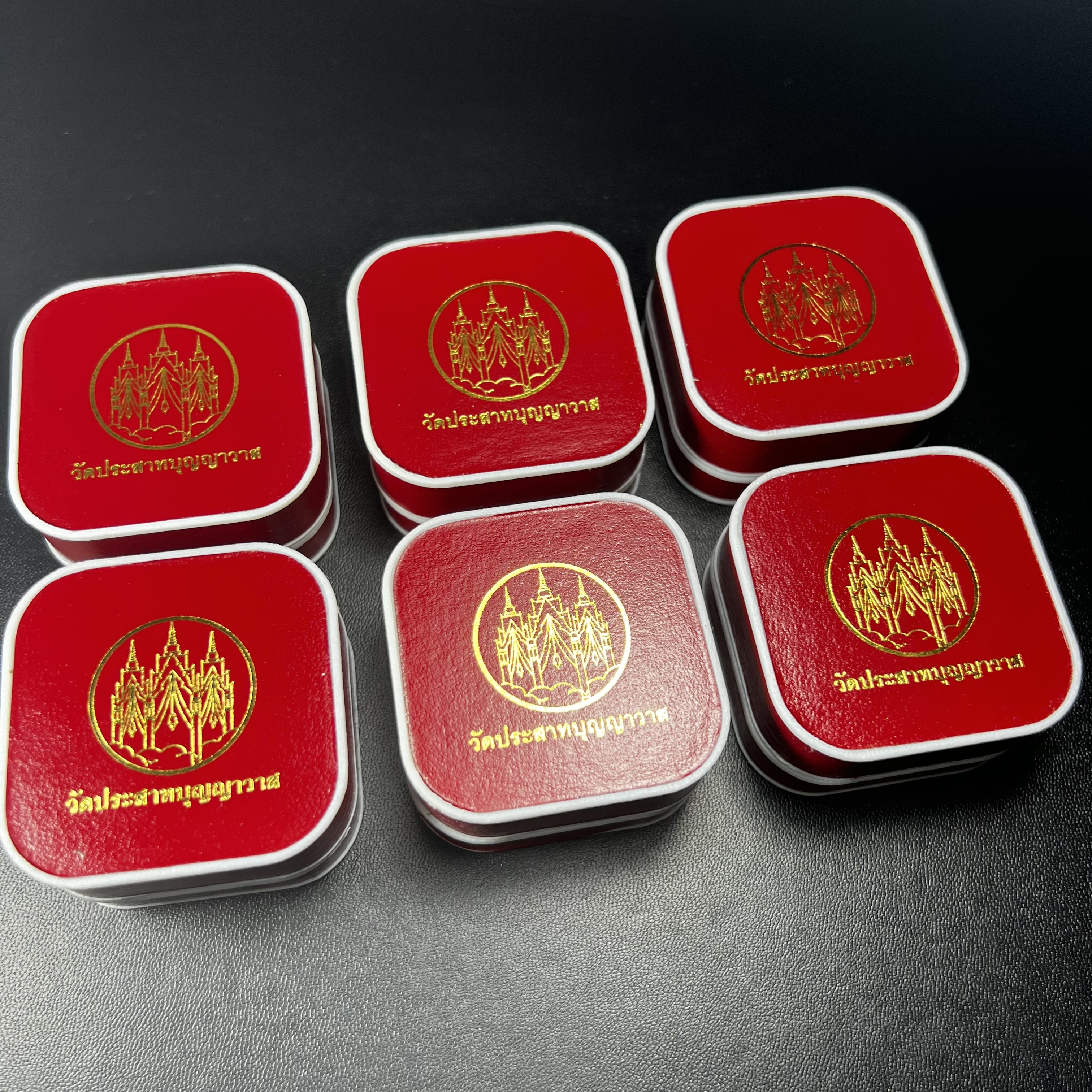 เหรียญหลวงพ่อทวด รุ่นมงคลบารมี วัดประสาทบุญญาวาส ปี 2545 เนื้อเงินสามกษัตริย์ พิมพ์ทรงรูปไข่เล็ก(ขนาด 2.0*1.8 ซม.)ฉลุลายฉากพี้นหลังสีทองสวยงาม ตอกโค๊ตมีหมายเลข พร้อมกล่องบรรจุเดิม