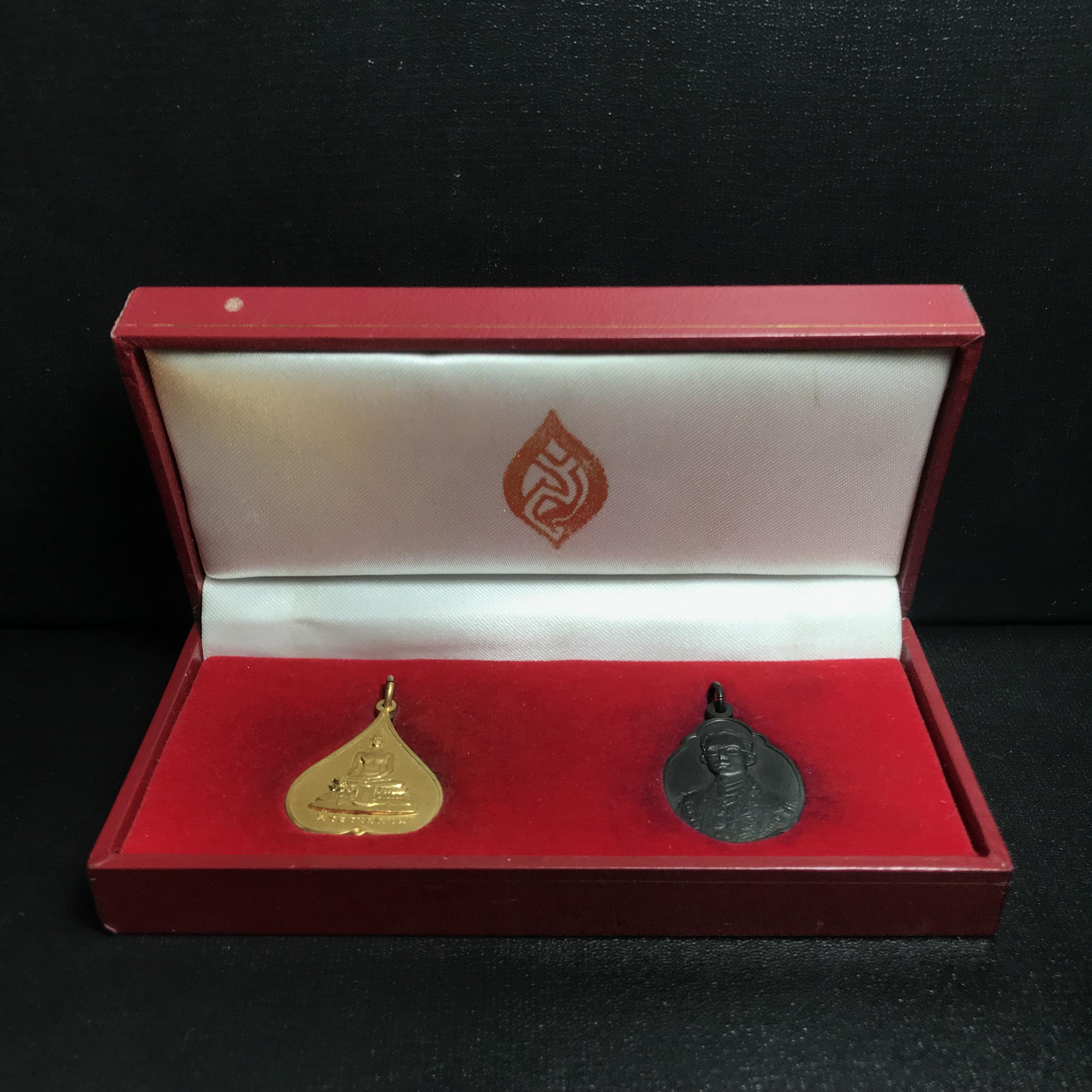 เหรียญพระราชทาน มูลนิธิ พอ.สว. ปี2541 (1ชุด มี 2 เหรียญ สภาพสวยมาก(กล่องเดิม))