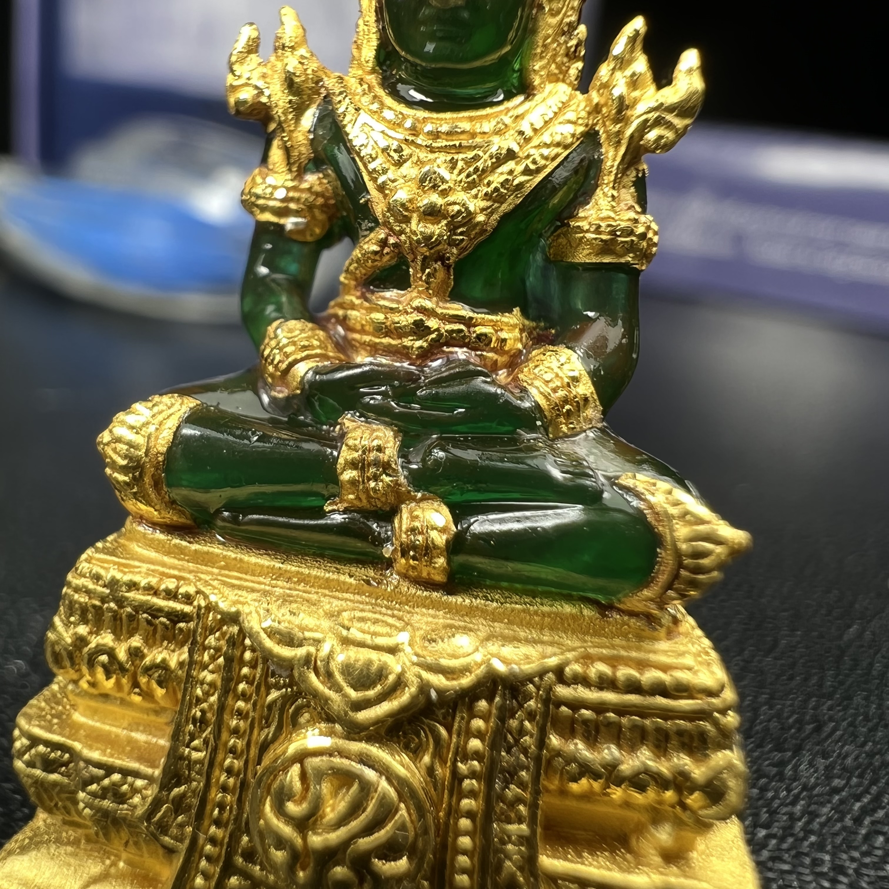 พระแก้วมรกต ภปร. จัดสร้างโดย รพ.ภูมิพลฯ ปี2547 ลอยองค์ขนาดหน้าตัก 1/2 นิ้ว เนื้อเรซิ่นหุ้มทองคำ99.99 งดงามทรงคุณค่าอีกหนึ่งรุ่นยอดนิยม หายาก