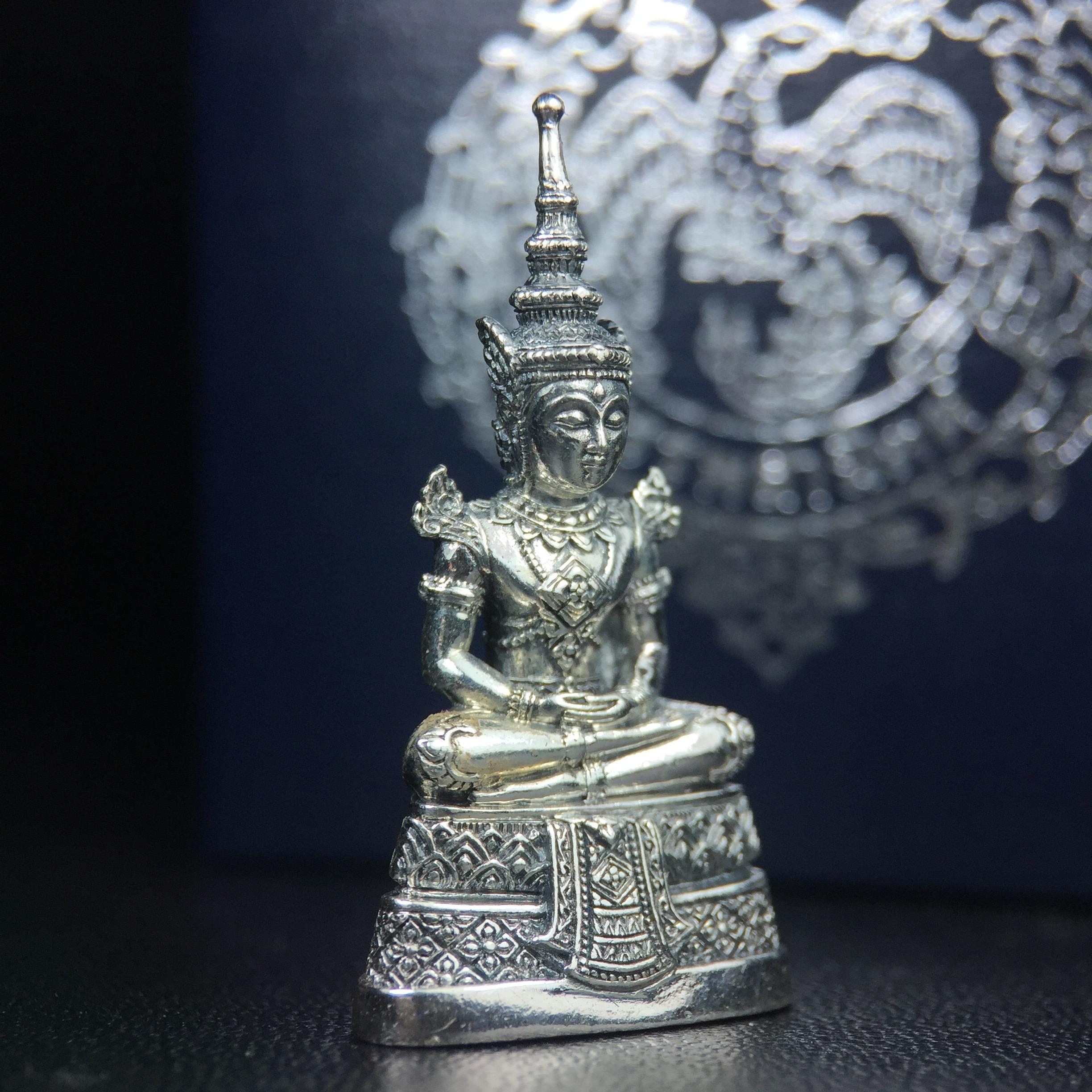 พระแก้วมรกต กรมสรรพสามิตจัดสร้างขึ้นเนื่องในโอกาสครบรอบ 64 ปีของกรมสรรพสามิต และเนื่องในวโรกาสที่พระบาทสมเด็จพระเจ้าอยู่หัวทรงครองราชย์ครบ 50 ปีในปีกาญจนาภิเษก เมื่อ พ.ศ.2539 เนื้อเงินรมดำขัดเงาพร้อมกล่องบรรจุเดิม