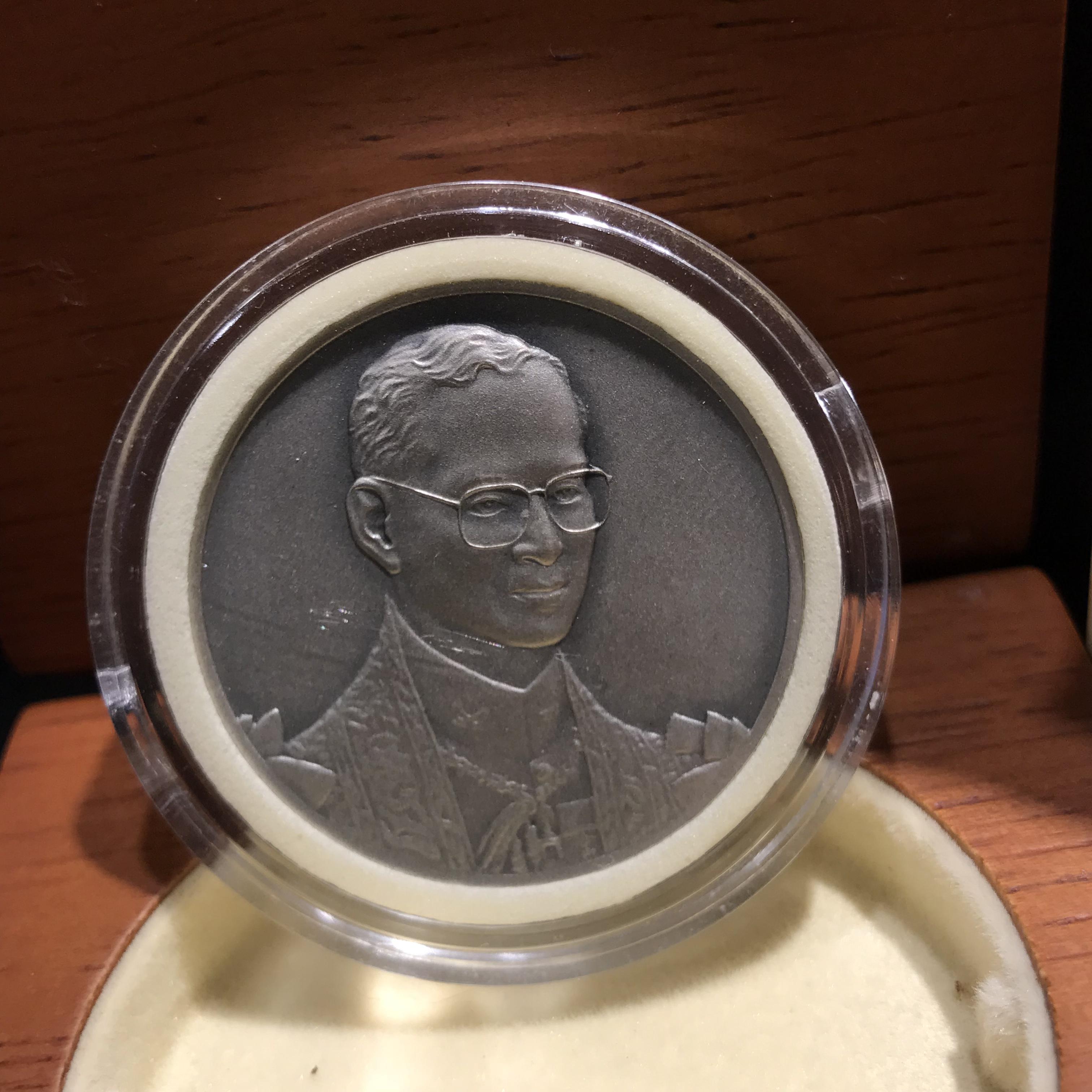 เหรียญในหลวงรัชกาลที่9 ที่ระลึกเปิดศาลรัฐธรรมนูญ จัดสร้างปี 2543 เนื้อเงินรมดำพร้องกล่องไม้บรรจุเดิมสวยงาม(ตัวติดผลิตน้อยหายาก)