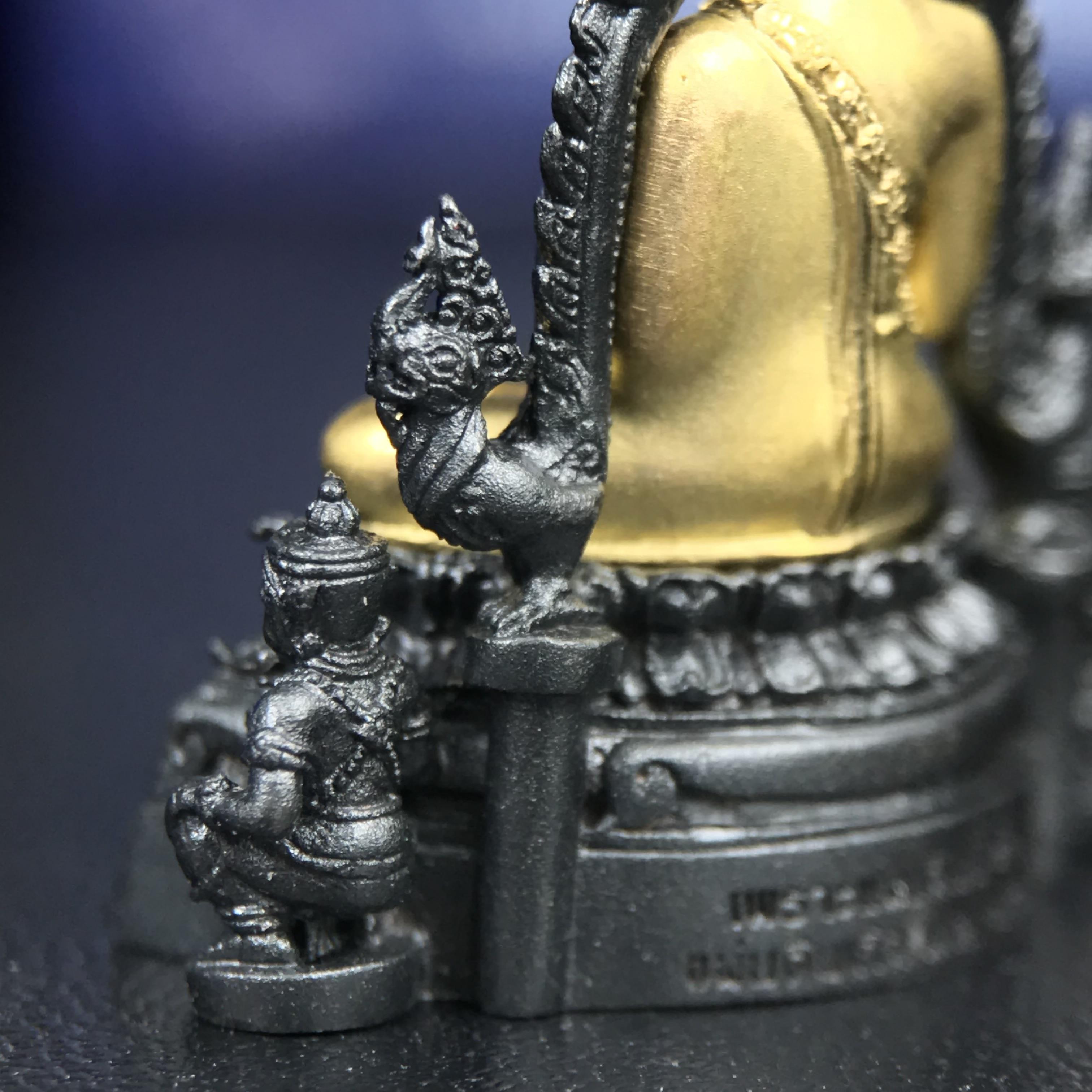 พระพุทธชินราช ภปร. โครงการ เพราะแผ่นดินนี้คือแผ่นดินเกิด เนื้อเงินชุบทองคำซุ้มรมดำ ปี2551 ขนาดหน้าตัก1/2นิ้ว(3.5*2.5 ซม.)ประกอบพิธี ณ พระอุโบสถ วัดพระศรีรัตนศาสดาราม(วัดพระแก้ว)และพระวิหารวัดพระศรีรัตนมหาธาตุวรมหาวิหาร(จ.พิษณุโลก)(สวยงามหายาก)1ใน5000องค์