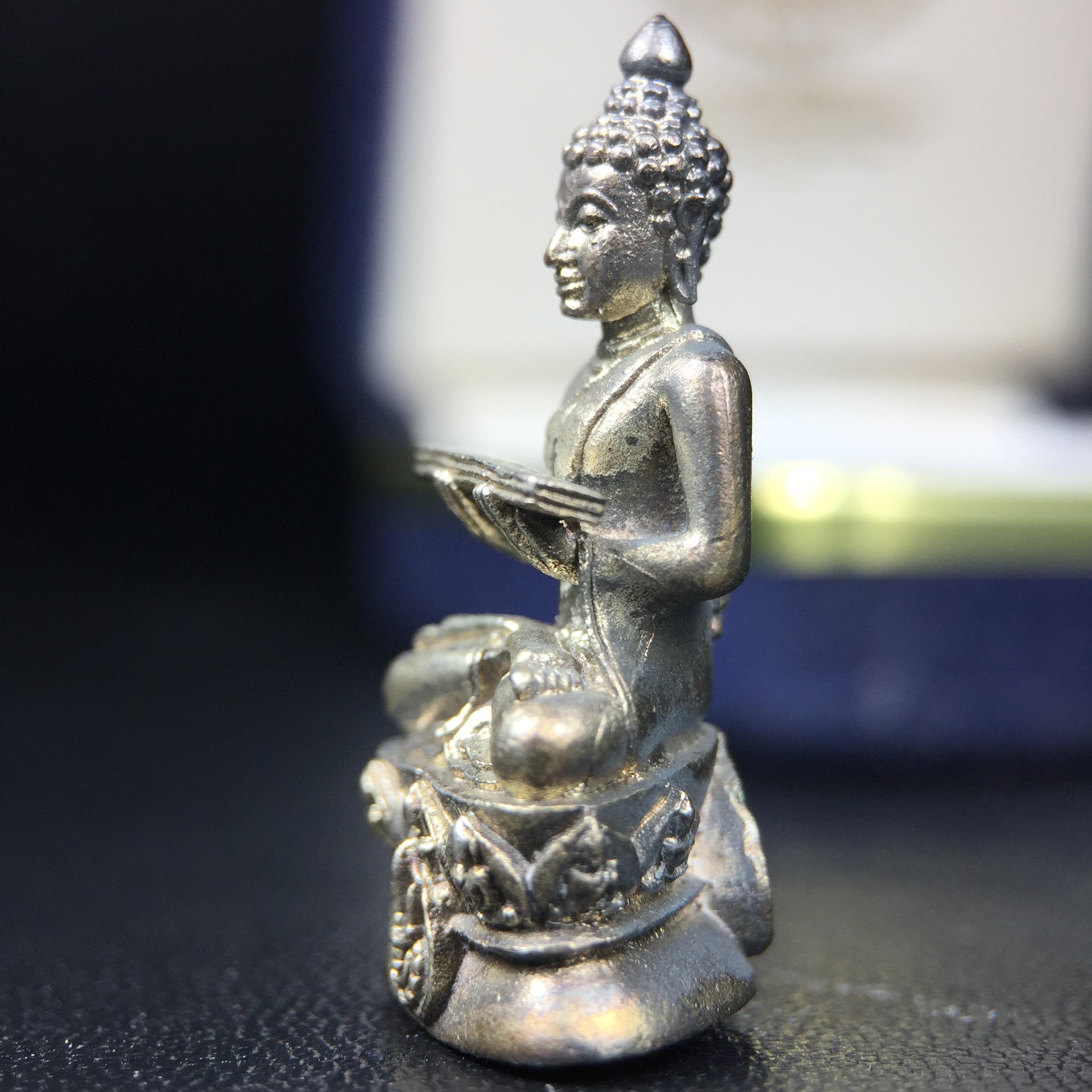 พระกริ่งปรมานุชิตชิโนรส วัดพระเชตุพนวิมลมังคลาราม(วัดโพธิ์) ปี2533 เนื้อเงิน ( ในหลวงรัชกาลที่9เสด็จเททอง)พิธีใหญ่ งดงามด้วยพุทธศิลป์เปี่ยมด้วยพุทธคุณ อีกหนึ่งรุ่นที่แนะนำสะสมบูชา