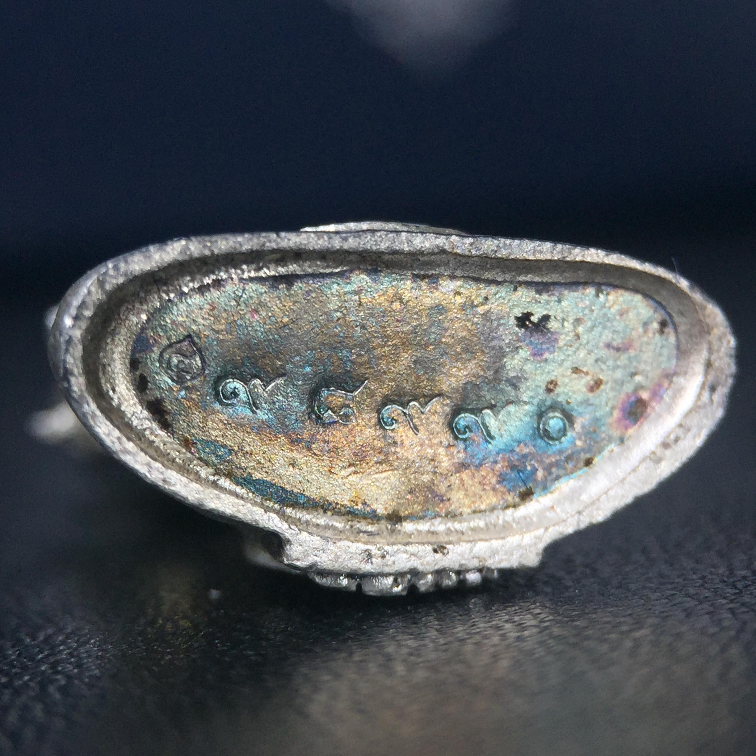 พระแก้วมรกต กรมสรรพสามิตจัดสร้างขึ้นเนื่องในโอกาสครบรอบ 64 ปีของกรมสรรพสามิต และเนื่องในวโรกาสที่พระบาทสมเด็จพระเจ้าอยู่หัวทรงครองราชย์ครบ50ปีเมื่อ พ.ศ.2539 เนื้อเงินทรายนวลขัดเงา(ผิวเดิมๆขึ้นสีรุ้งธรรมชาติสวย(สเน่ห์พระเนื้อเงินสีสันที่ธรรมชาติสรรค์สร้าง)