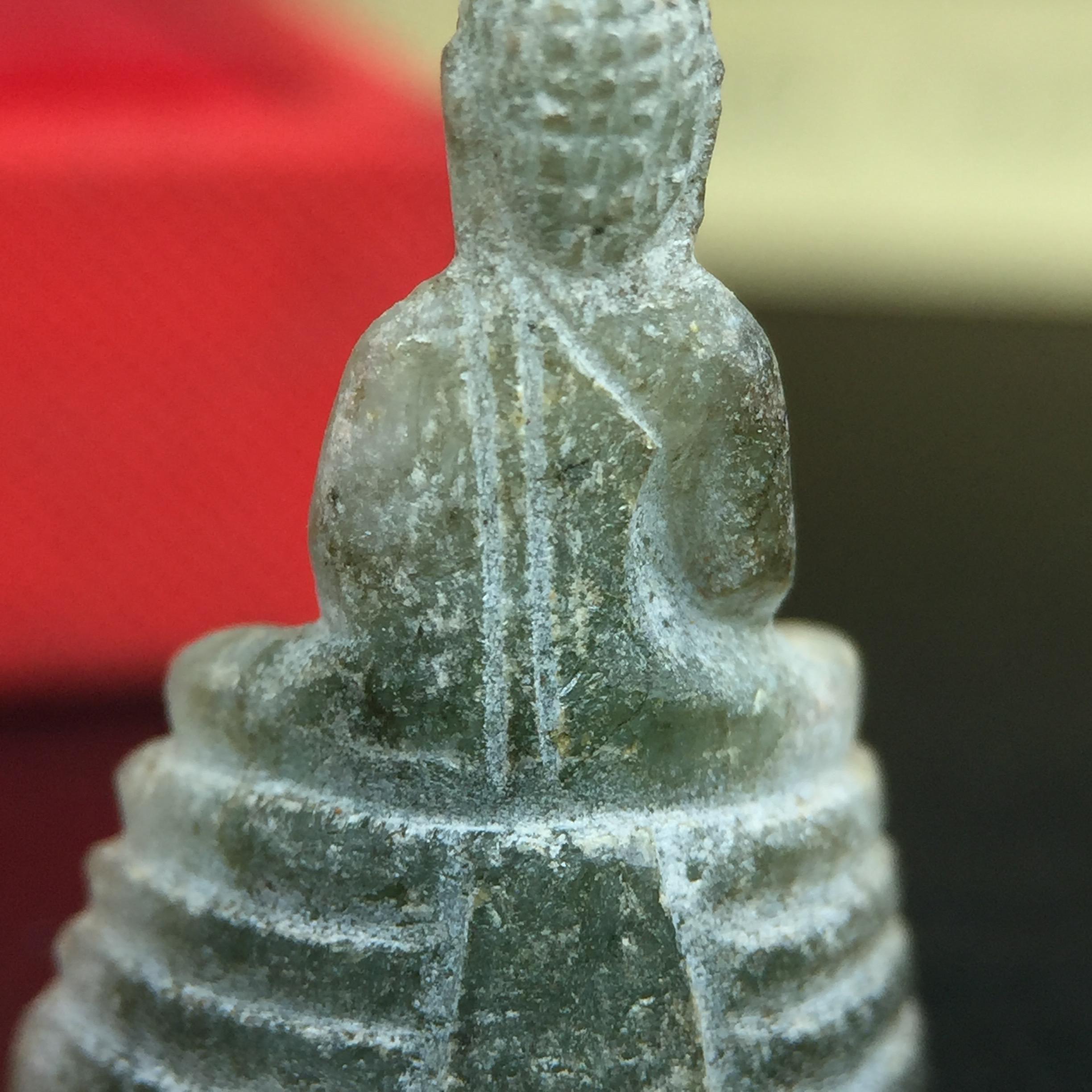 พระพุทธโสธร เนื้อหยก(รุ่นแรก) รุ่นประวัติศาสตร์ พุทธาภิเษก วันที่ 3 กันยายน พ.ศ.2543 ณ พระอุโบสถวัดโสธรวรารามวรวิหาร อ.เมือง จ.ฉะเชิงเทรา พิมพ์ลอยองค์ใต้ฐานมีโค๊ตแผ่นทองคำแท้กำกับทุกองค์พร้อมกล่องบรรจุและบัตรรับรองเดิมครบชุด (1 ใน 3999 องค์)นิยมหายาก