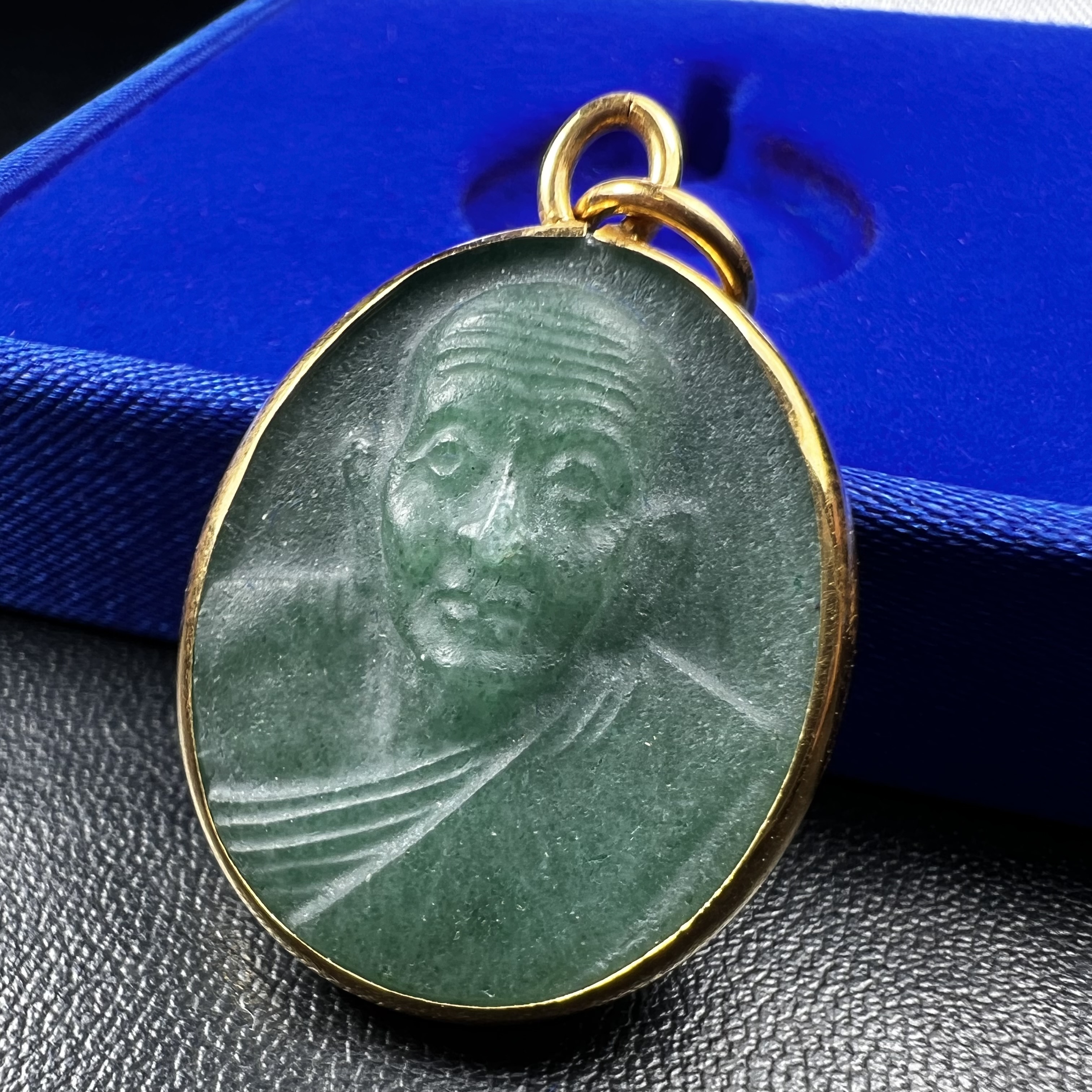 หลวงปู่ทวด วัดพะโคะ จ.สงขลา ปี 2543 เหรียญหยกรูปไข่(เลี่ยมทองคำ) ขนาด 2.2 x 2.5 ซม. ด้านหลังแผ่นโค๊ตทองคำ สร้างโดยสมาคมชาวเพชรบุรี “สมเด็จเจ้าพะโคะหลวงปู่ทวดเหยียบน้ำทะเลจืด” ครั้งแรกแห่งประวัติศาสตร์(สวยงามเป็นของล้ำค่าหายากมาก)สภาพสวยสมบูรณ์