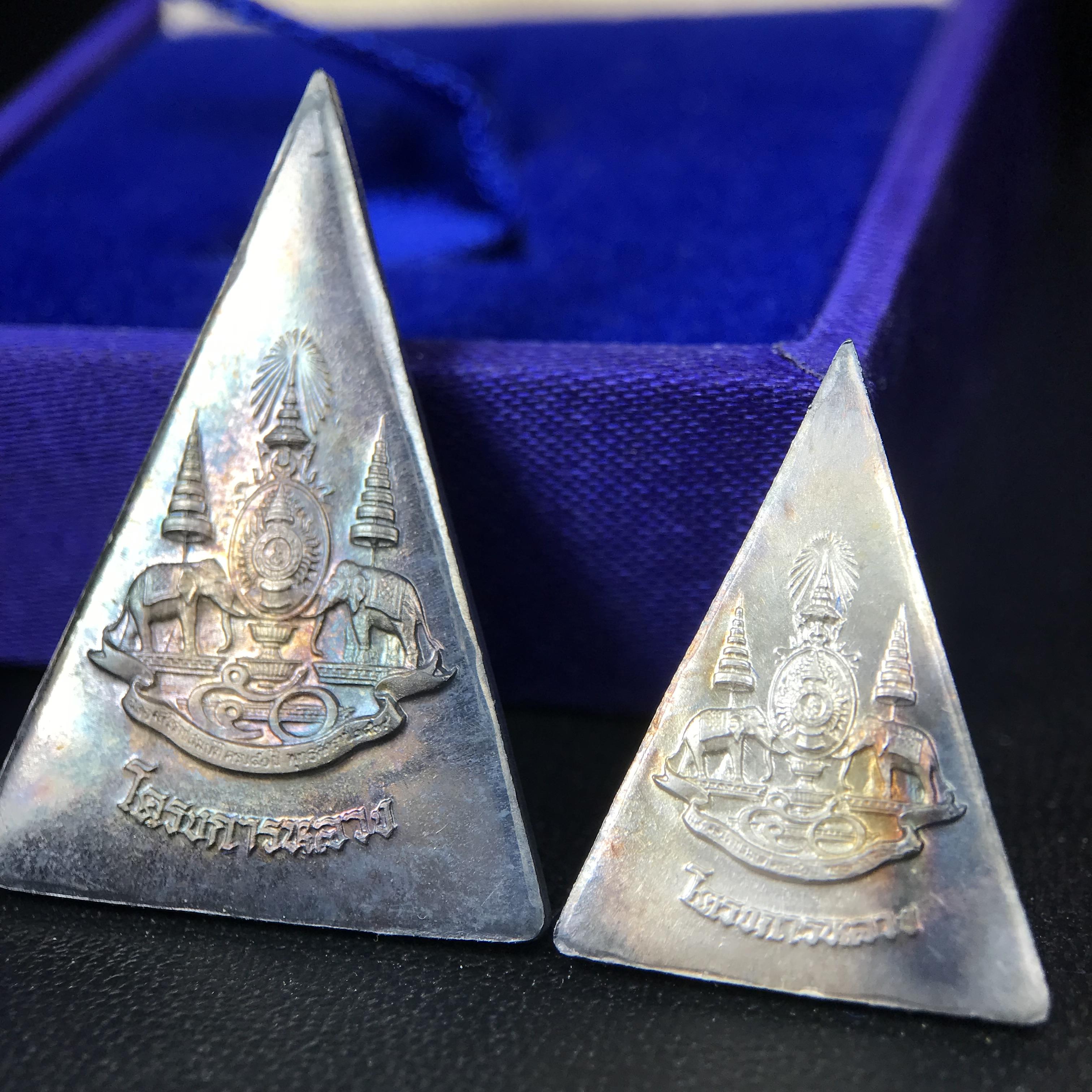 พระพุทธนวราชบพิตร พระพิมพ์จิตรลดา โครงการหลวง ปี2539 (พิมพ์ใหญ่+พิมพ์เล็ก) เนื้อเงินผิวเดิมขึ้นสีรุ่ง สวย แบบนิยมพร้อมกล่องบรรจุเดิม พิธีใหญ่ ปลุกเสกวัดพระแก้ว(1ชุด 2 องค์)