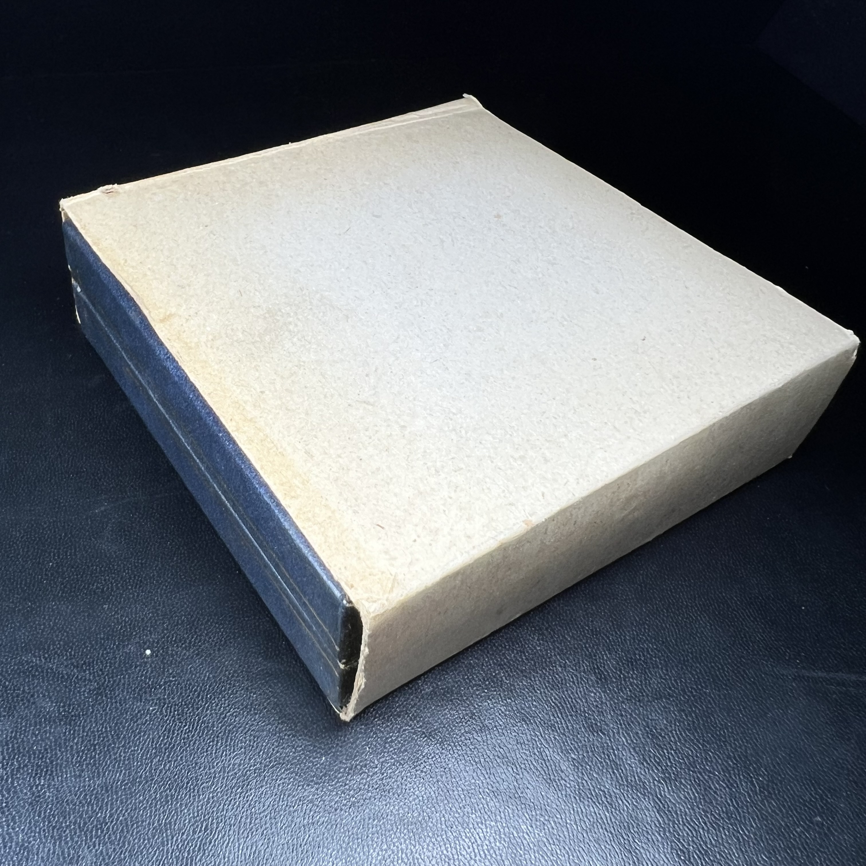 พระปิดตา รุ่นแรก ชุดกรรมการ ชุดมงคลการบำเพ็ญกุศลอายุครบ 6 รอบ(72 พรรษา) สมเด็จพระญาณสังวร วัดบวรนิเวศวิหาร วันที่ 2-3 ตุลาคม 2528 (1ชุดประกอบด้วยพระเนื้อผง 4 รายการ)ชุดกรรมการพร้อมกล่องบรรจุเดิมครบสมบูรณ์(หายาก)